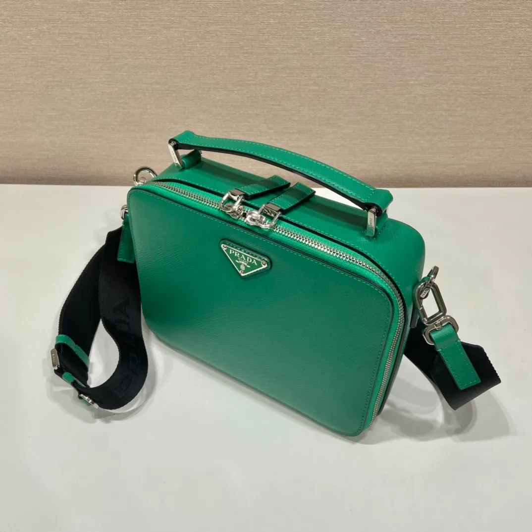 💰1640🎉Upgrade Board🎉2VH069🎉🎉 This Brique handbag is made of Saffiano leather, and its simple lines highlight a striking style. The iconic Saffiano leather material is synonymous with luxury and a status symbol of traditional Italian leather goods manufacturing craftsmanship. This handbag has an elegant design, equipped with handles and a detachable long nylon shoulder strap, which is more simple and elegant. Get it now🎉🎉 Length 22x Height 16x Bottom 6cm