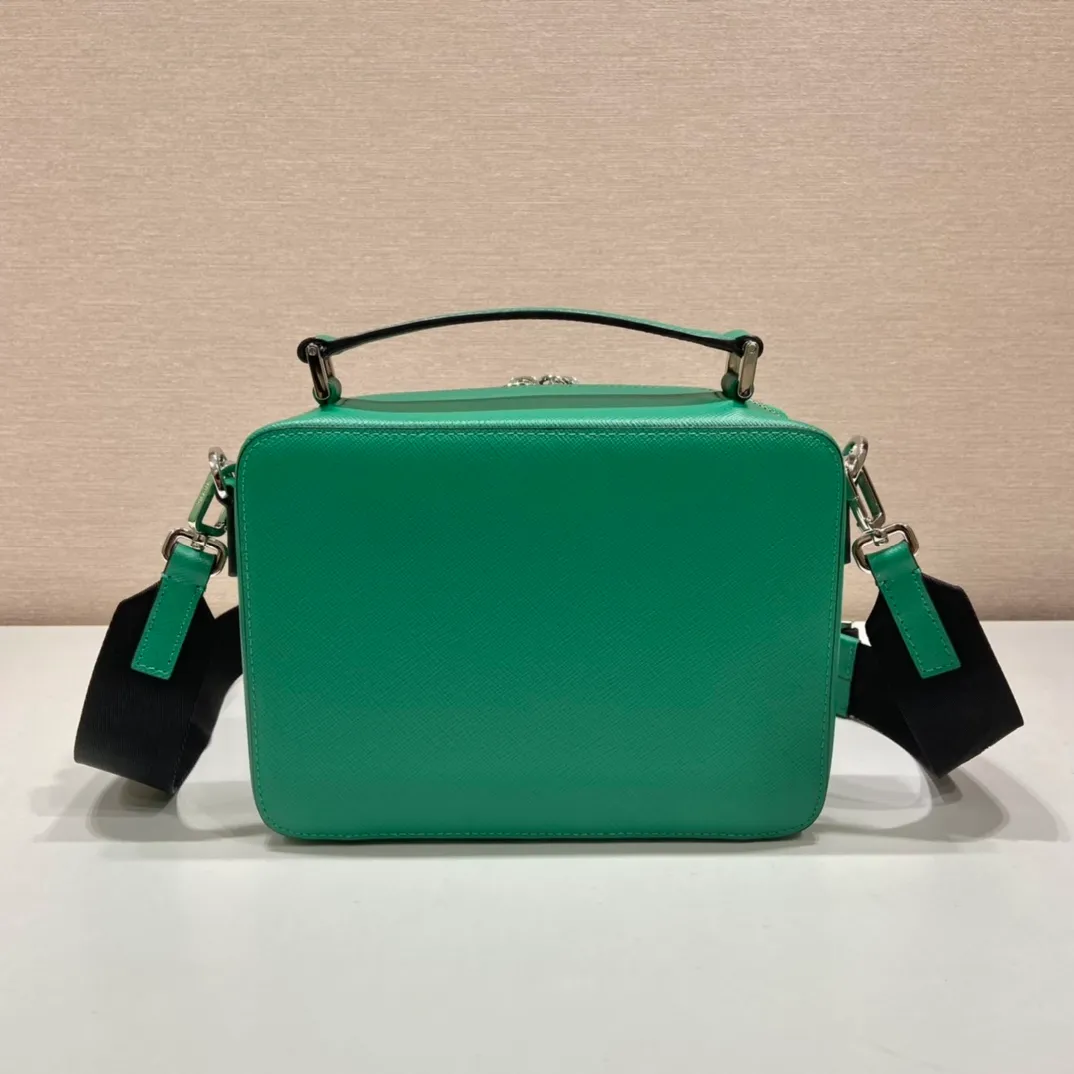 💰1640🎉Upgrade Board🎉2VH069🎉🎉 This Brique handbag is made of Saffiano leather, and its simple lines highlight a striking style. The iconic Saffiano leather material is synonymous with luxury and a status symbol of traditional Italian leather goods manufacturing craftsmanship. This handbag has an elegant design, equipped with handles and a detachable long nylon shoulder strap, which is more simple and elegant. Get it now🎉🎉 Length 22x Height 16x Bottom 6cm
