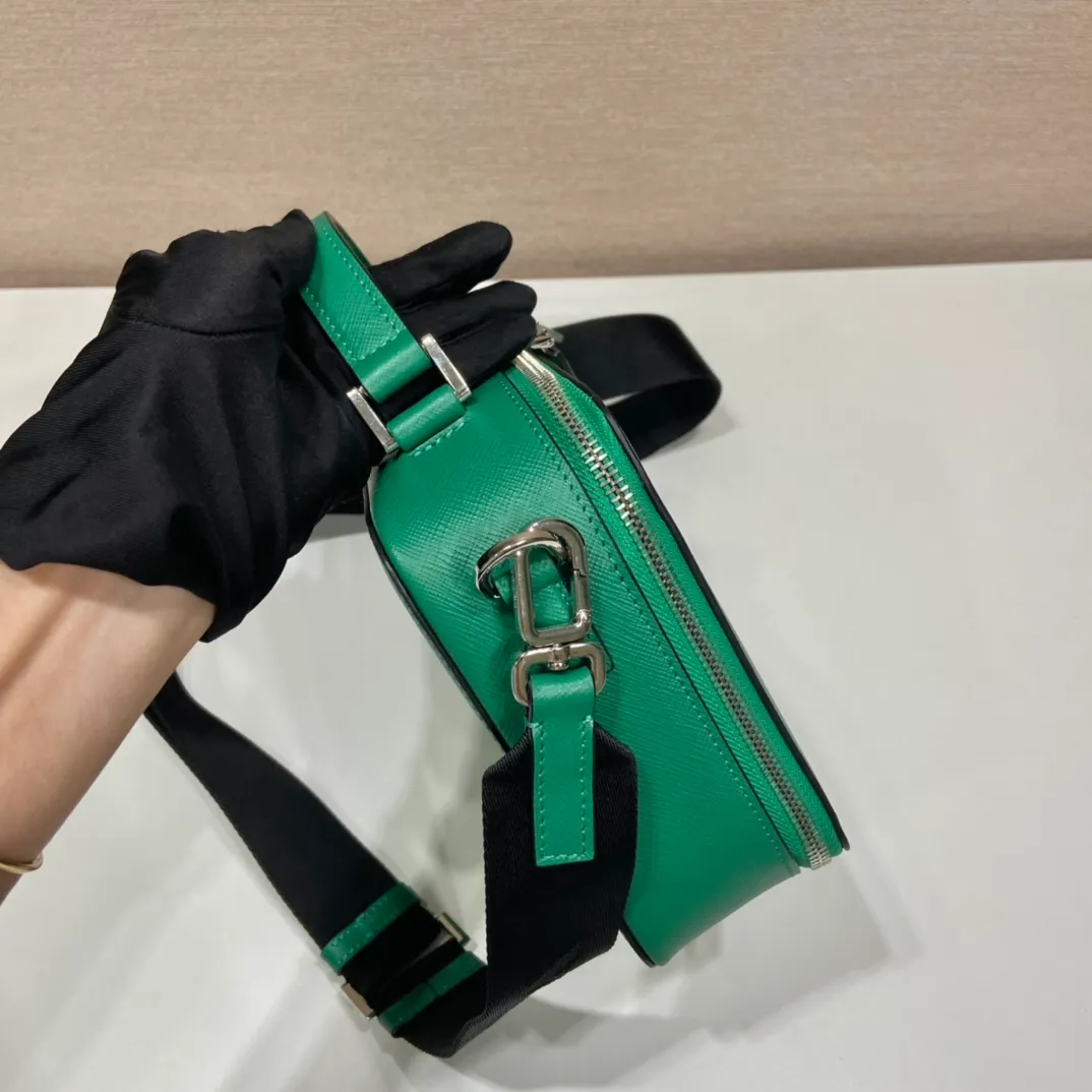 💰1640🎉Upgrade Board🎉2VH069🎉🎉 This Brique handbag is made of Saffiano leather, and its simple lines highlight a striking style. The iconic Saffiano leather material is synonymous with luxury and a status symbol of traditional Italian leather goods manufacturing craftsmanship. This handbag has an elegant design, equipped with handles and a detachable long nylon shoulder strap, which is more simple and elegant. Get it now🎉🎉 Length 22x Height 16x Bottom 6cm