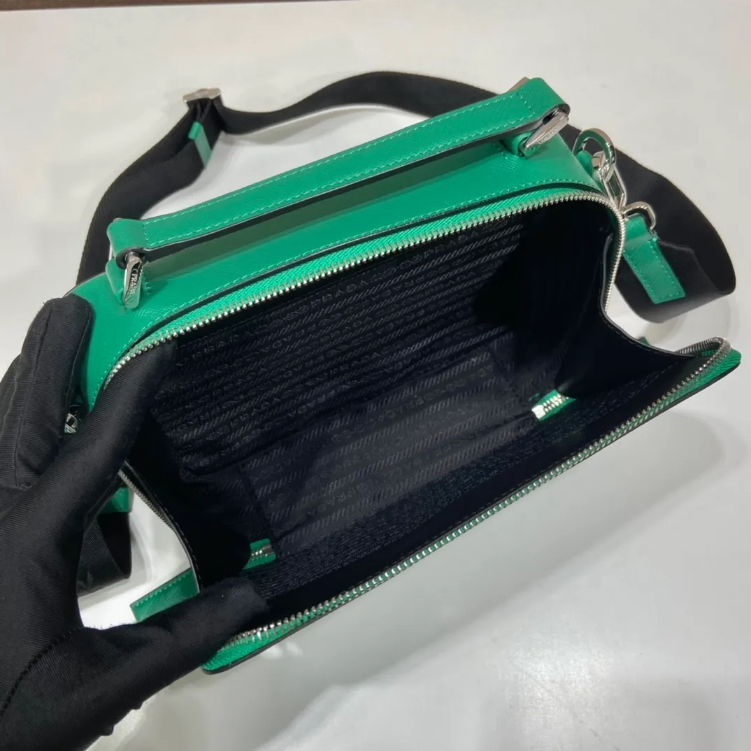💰1640🎉Upgrade Board🎉2VH069🎉🎉 This Brique handbag is made of Saffiano leather, and its simple lines highlight a striking style. The iconic Saffiano leather material is synonymous with luxury and a status symbol of traditional Italian leather goods manufacturing craftsmanship. This handbag has an elegant design, equipped with handles and a detachable long nylon shoulder strap, which is more simple and elegant. Get it now🎉🎉 Length 22x Height 16x Bottom 6cm