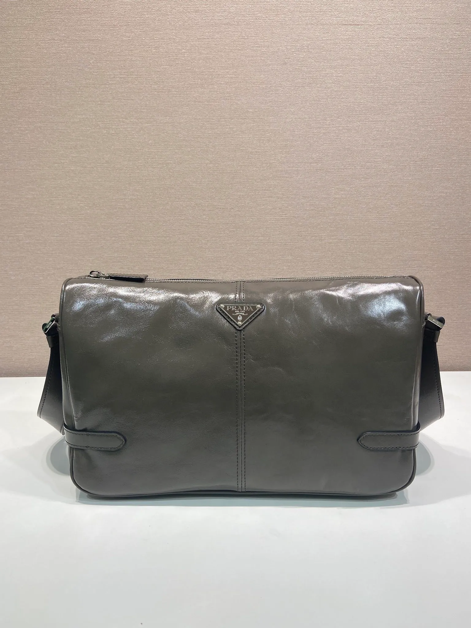 💰1700🎉New oil wax leather🎉2VH187 messenger bag🎉🎉 This shoulder bag is carefully made of soft and shiny oil wax leather. It has a smooth and simple silhouette with exquisite details and is decorated with a unique triangle logo. It is fashionable and versatile. Adjustable leather shoulder strap, another popular style that will never go out of style🎉🎉Handsome guys, hurry up and get it🎉🎉 Length 35x Height 22x Bottom 12cm🎉🎉🎉👏👏👏