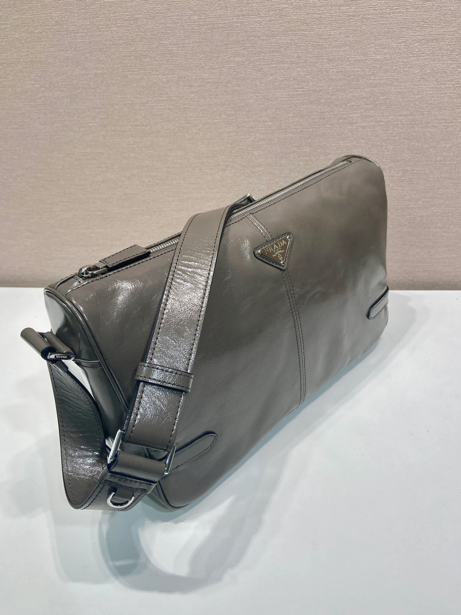 💰1700🎉New oil wax leather🎉2VH187 messenger bag🎉🎉 This shoulder bag is carefully made of soft and shiny oil wax leather. It has a smooth and simple silhouette with exquisite details and is decorated with a unique triangle logo. It is fashionable and versatile. Adjustable leather shoulder strap, another popular style that will never go out of style🎉🎉Handsome guys, hurry up and get it🎉🎉 Length 35x Height 22x Bottom 12cm🎉🎉🎉👏👏👏