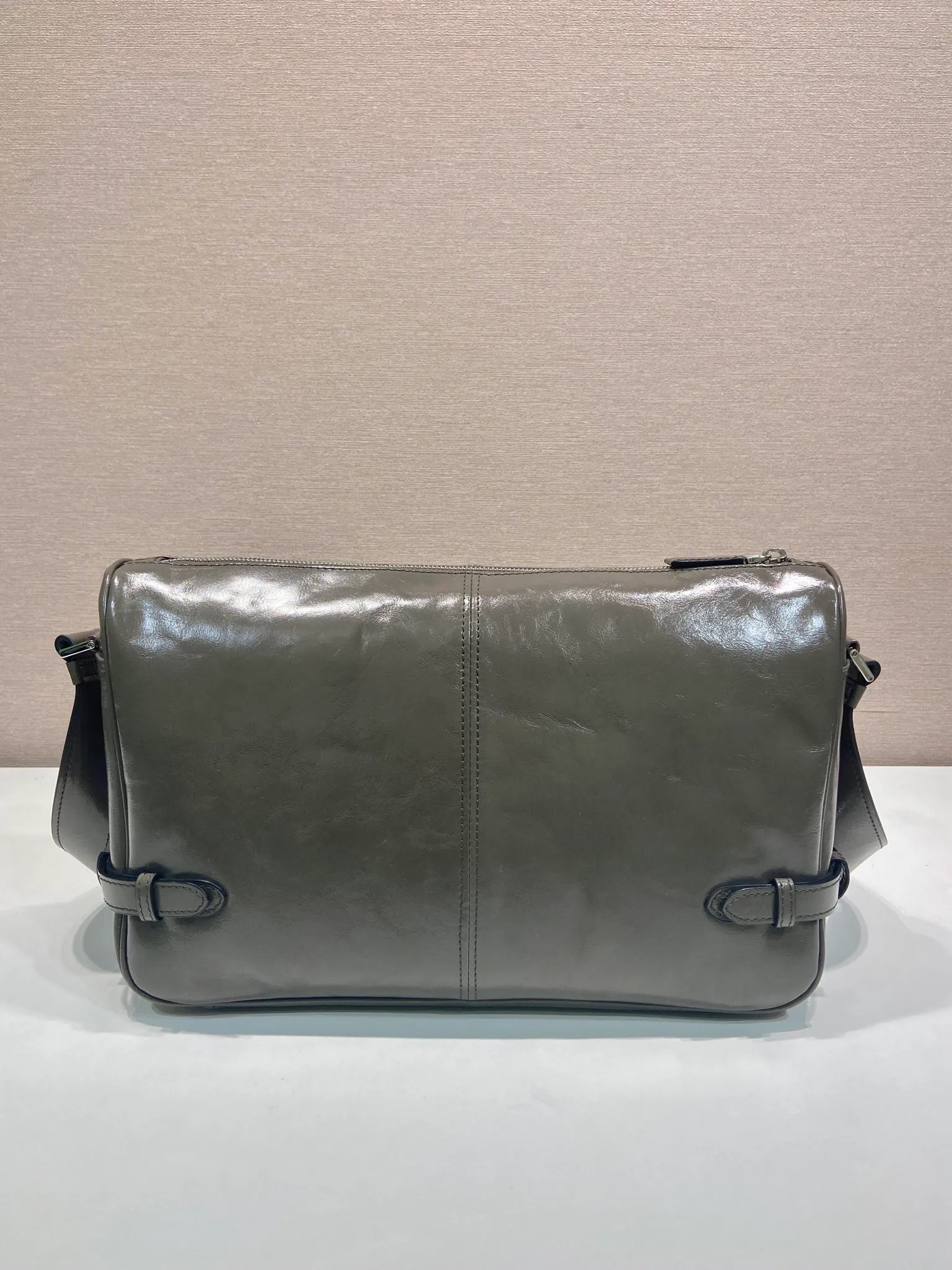 💰1700🎉New oil wax leather🎉2VH187 messenger bag🎉🎉 This shoulder bag is carefully made of soft and shiny oil wax leather. It has a smooth and simple silhouette with exquisite details and is decorated with a unique triangle logo. It is fashionable and versatile. Adjustable leather shoulder strap, another popular style that will never go out of style🎉🎉Handsome guys, hurry up and get it🎉🎉 Length 35x Height 22x Bottom 12cm🎉🎉🎉👏👏👏
