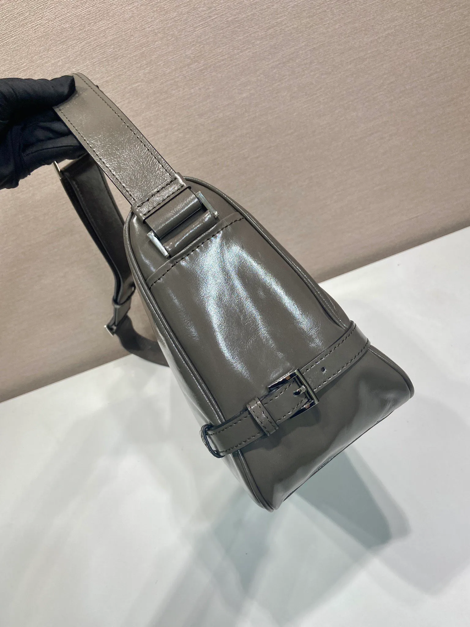 💰1700🎉New oil wax leather🎉2VH187 messenger bag🎉🎉 This shoulder bag is carefully made of soft and shiny oil wax leather. It has a smooth and simple silhouette with exquisite details and is decorated with a unique triangle logo. It is fashionable and versatile. Adjustable leather shoulder strap, another popular style that will never go out of style🎉🎉Handsome guys, hurry up and get it🎉🎉 Length 35x Height 22x Bottom 12cm🎉🎉🎉👏👏👏