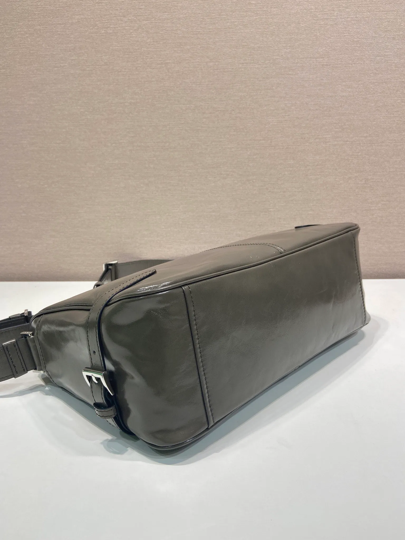 💰1700🎉New oil wax leather🎉2VH187 messenger bag🎉🎉 This shoulder bag is carefully made of soft and shiny oil wax leather. It has a smooth and simple silhouette with exquisite details and is decorated with a unique triangle logo. It is fashionable and versatile. Adjustable leather shoulder strap, another popular style that will never go out of style🎉🎉Handsome guys, hurry up and get it🎉🎉 Length 35x Height 22x Bottom 12cm🎉🎉🎉👏👏👏