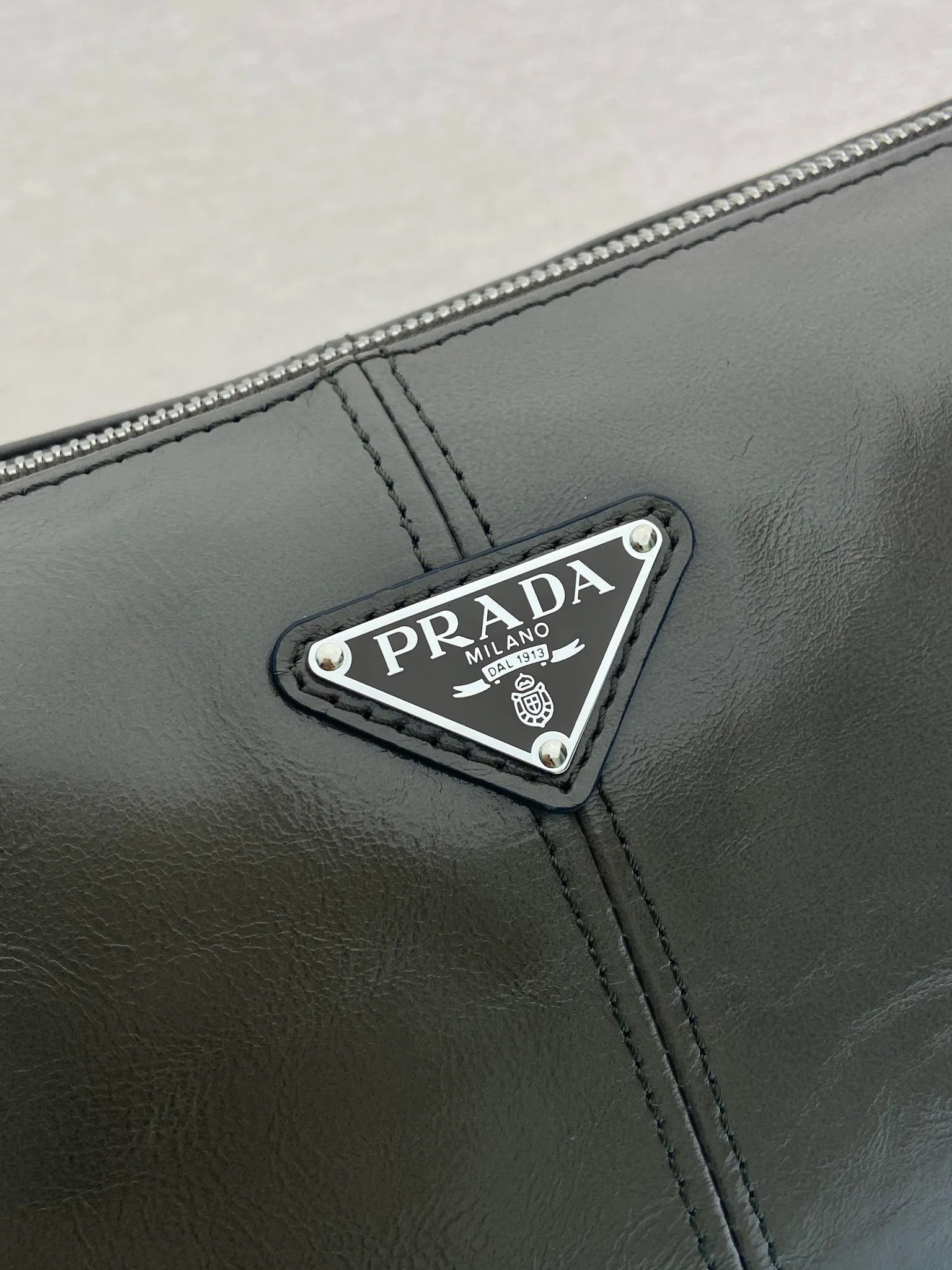 💰1700🎉New oil wax leather🎉2VH187 messenger bag🎉🎉 This shoulder bag is carefully made of soft and shiny oil wax leather. It has a smooth and simple silhouette with exquisite details and is decorated with a unique triangle logo. It is fashionable and versatile. Adjustable leather shoulder strap, another popular style that will never go out of style🎉🎉Handsome guys, hurry up and get it🎉🎉 Length 35x Height 22x Bottom 12cm🎉🎉🎉👏👏👏
