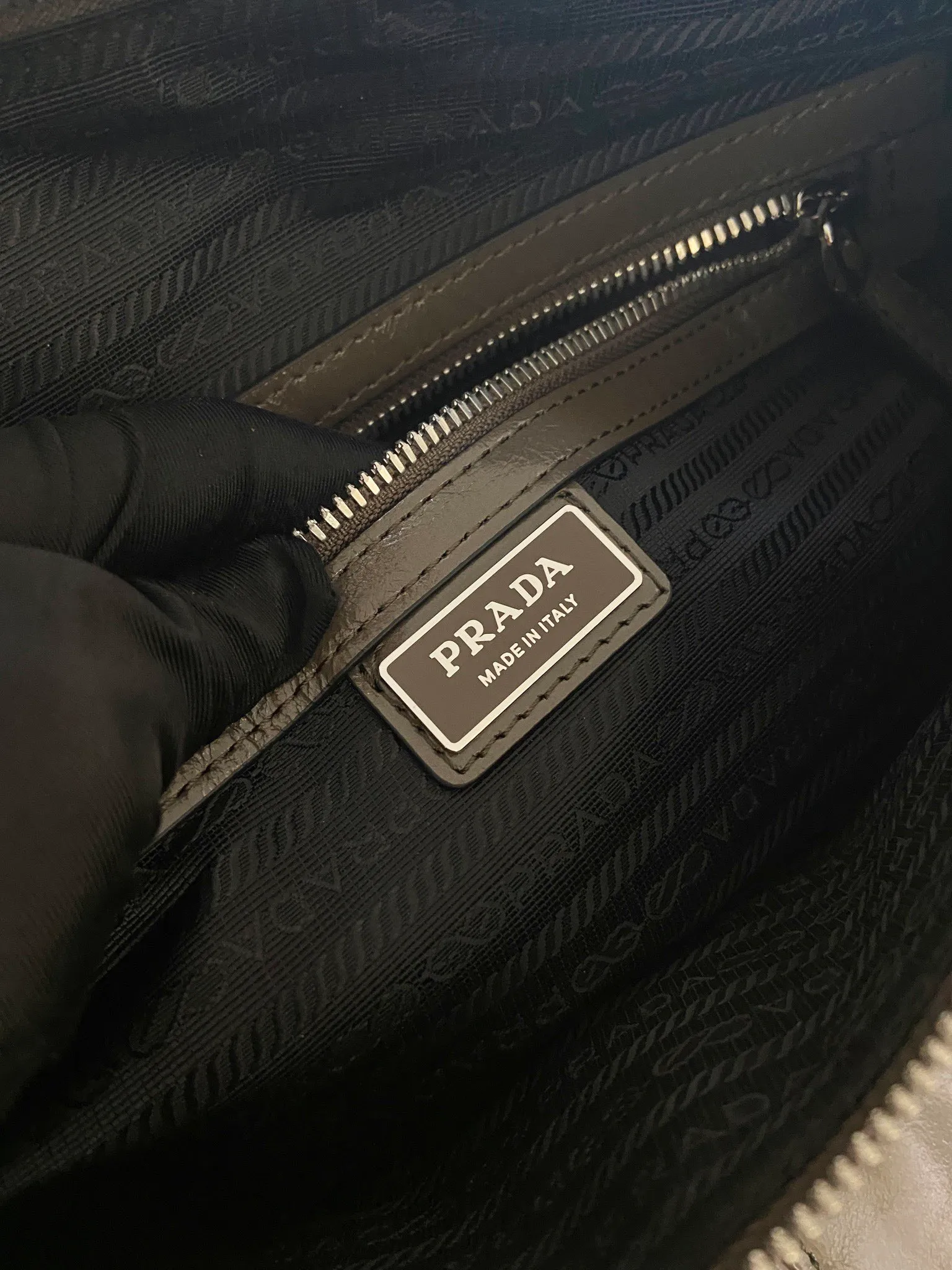 💰1700🎉New oil wax leather🎉2VH187 messenger bag🎉🎉 This shoulder bag is carefully made of soft and shiny oil wax leather. It has a smooth and simple silhouette with exquisite details and is decorated with a unique triangle logo. It is fashionable and versatile. Adjustable leather shoulder strap, another popular style that will never go out of style🎉🎉Handsome guys, hurry up and get it🎉🎉 Length 35x Height 22x Bottom 12cm🎉🎉🎉👏👏👏
