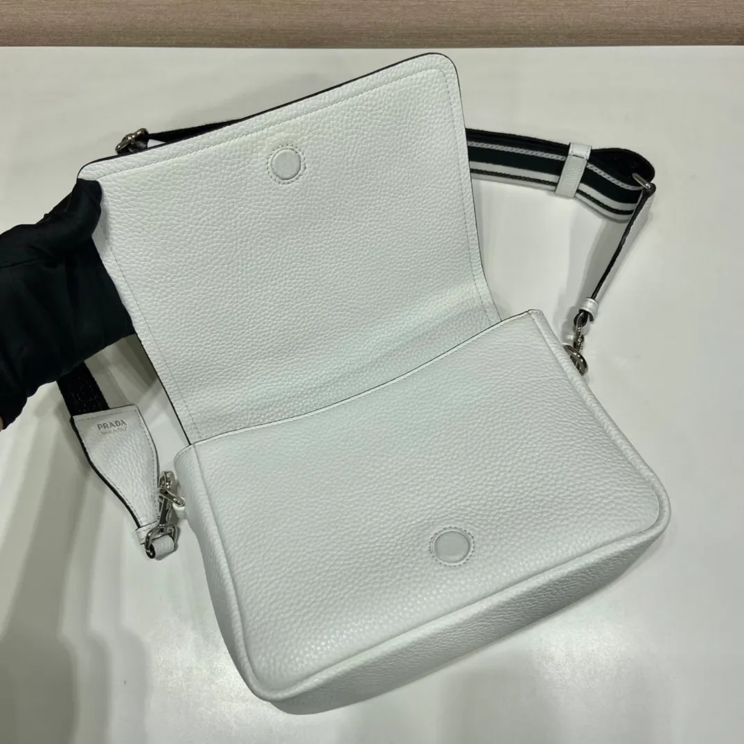 💰1800🎉New double shoulder straps🎉1BD314 double shoulder straps🎉 This double shoulder strap is made of imported deerskin grain cowhide and equipped with two interchangeable and adjustable long shoulder straps. The combination of fabric webbing and cowhide is perfect😘, versatile for mixing and matching different clothes on different occasions😘, large capacity, super soft feel🎉Hurry up and get it🎉 Length 23x height 18x ​​base 9cm🎉🎉🎉