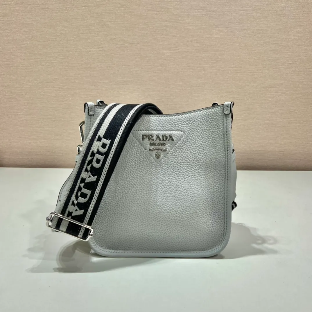 💰1600👏New double shoulder strap bag👏1BH191/tote bag This leather mini shoulder bag has a simple design. A metallic triangle logo on the front adds signature tone. Equipped with detachable logo-printed webbing and leather shoulder straps, it can be exchanged at any time for different outfits and occasions😘😘to highlight its modern style. High fashion is the main fashion for daily matching. Hurry up and get it, it’s so beautiful👏👏 Length 19x height 20x bottom 6cm