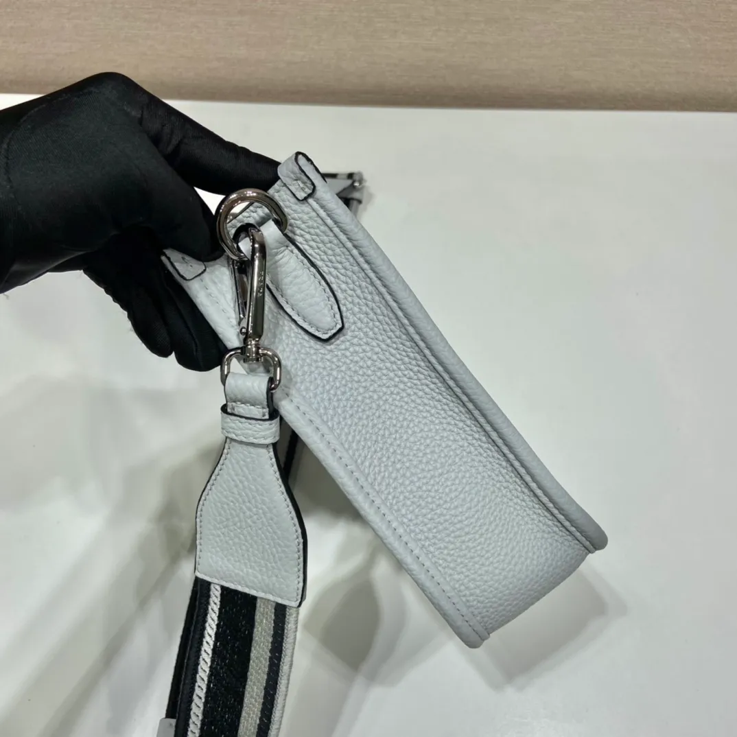 💰1600👏New double shoulder strap bag👏1BH191/tote bag This leather mini shoulder bag has a simple design. A metallic triangle logo on the front adds signature tone. Equipped with detachable logo-printed webbing and leather shoulder straps, it can be exchanged at any time for different outfits and occasions😘😘to highlight its modern style. High fashion is the main fashion for daily matching. Hurry up and get it, it’s so beautiful👏👏 Length 19x height 20x bottom 6cm