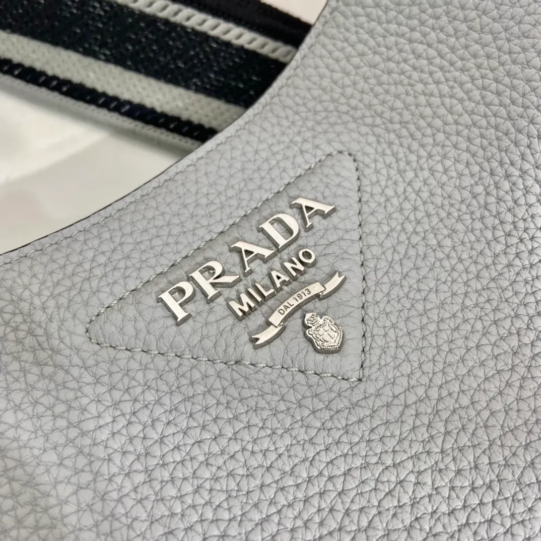 💰1600👏New double shoulder strap bag👏1BH191/tote bag This leather mini shoulder bag has a simple design. A metallic triangle logo on the front adds signature tone. Equipped with detachable logo-printed webbing and leather shoulder straps, it can be exchanged at any time for different outfits and occasions😘😘to highlight its modern style. High fashion is the main fashion for daily matching. Hurry up and get it, it’s so beautiful👏👏 Length 19x height 20x bottom 6cm