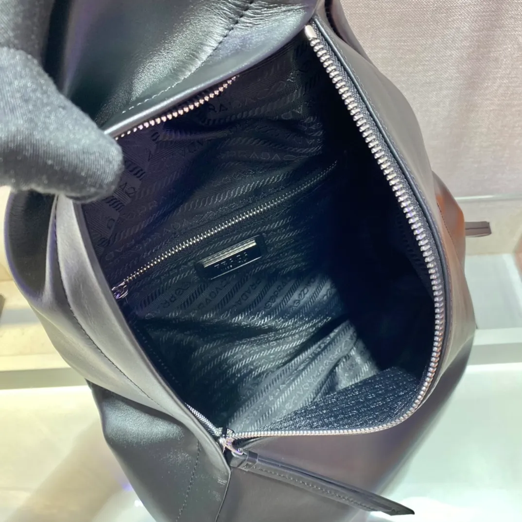 💰1320🎉New chest bag🎉2VZ092 full leather🎉 Men's chest bag is made of soft calf leather. The style of the bag is somewhere between a backpack and a shoulder bag, demonstrating a mixed design style. The adjustable woven nylon shoulder strap with side release buckle highlights functionality, and the signature enameled metal triangle logo highlights the brand's style. Simple and elegant, the upper body effect is very cool😎 If you like it, babies, hurry up and get it🎉🎉 Length 26.5x Height 37.5x Bottom 10cm