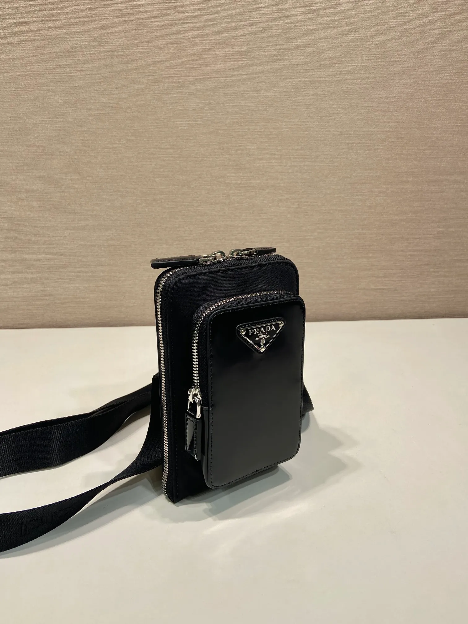 💰780🎉New mobile phone bag🎉2ZT060 new product🎉🎉 This practical and simple smartphone bag is made of recycled nylon fabric and glossy leather, highlighting contemporary fashion. It has a comfortable removable shoulder strap and an external zippered pouch for outstanding practicality. Enamel-coated triangular metal and equipped with 3 card slots, the upper body effect is very cool😘If you like babies, hurry up and get it🎉🎉 Length 11.5x Height 18cm🎉🎉🎉👏👏👏