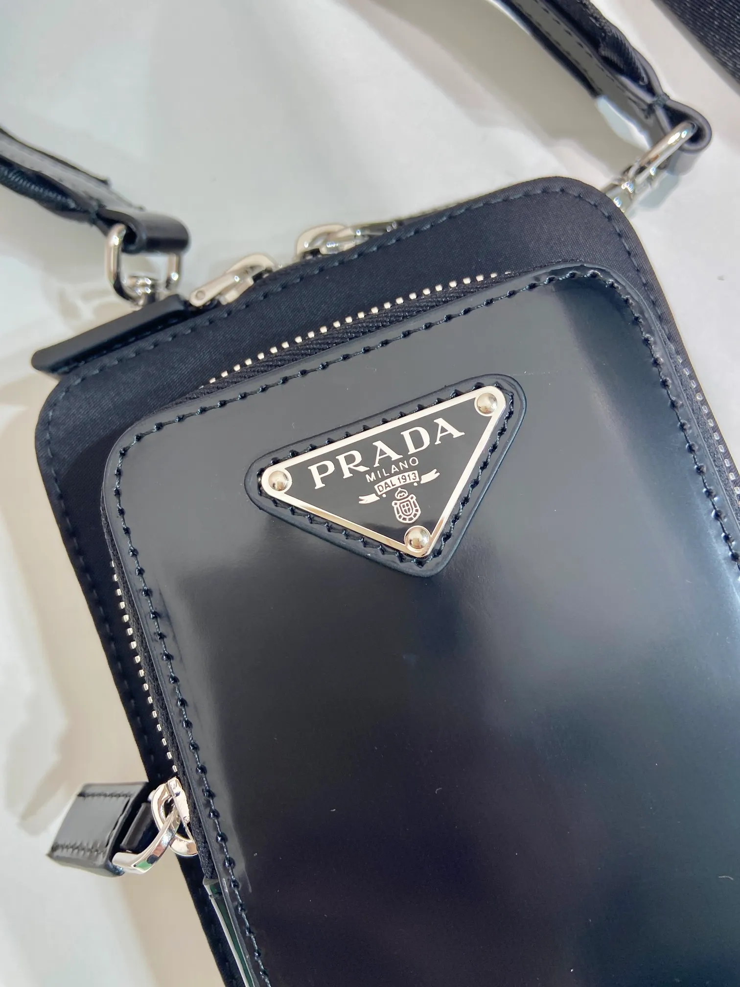 💰780🎉New mobile phone bag🎉2ZT060 new product🎉🎉 This practical and simple smartphone bag is made of recycled nylon fabric and glossy leather, highlighting contemporary fashion. It has a comfortable removable shoulder strap and an external zippered pouch for outstanding practicality. Enamel-coated triangular metal and equipped with 3 card slots, the upper body effect is very cool😘If you like babies, hurry up and get it🎉🎉 Length 11.5x Height 18cm🎉🎉🎉👏👏👏