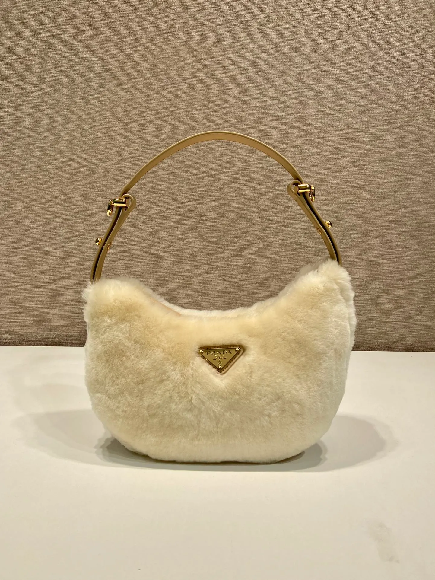 💰1360🎉Moon handbag🎉1BC194 double shoulder strap/real wool🎉🎉 This simple Moon handbag is made of soft wool and cowhide, showing a modern and versatile charm. The curved body design is equipped with 2 long/short adjustable shoulder straps, making it easy to change the shape at will. It is equipped with imported lambskin inside, and the metal accessories add a bright style. The upper body effect is very cool/fashionable. It is a must-have item in winter🎉Babies, hurry up and get it🎉 Length 22.5x Height 18.5x Bottom 6.5cm🎉🎉🎉🍊🍊🍊