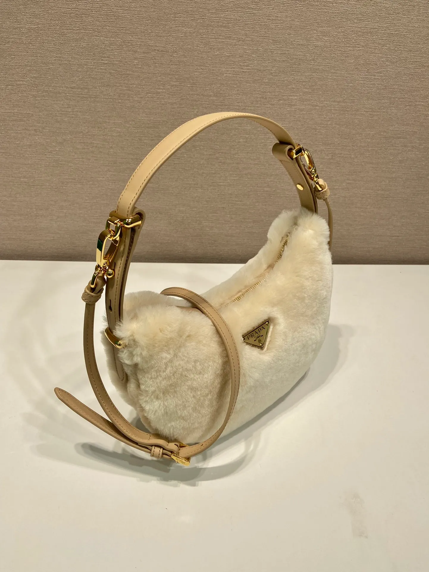 💰1360🎉Moon handbag🎉1BC194 double shoulder strap/real wool🎉🎉 This simple Moon handbag is made of soft wool and cowhide, showing a modern and versatile charm. The curved body design is equipped with 2 long/short adjustable shoulder straps, making it easy to change the shape at will. It is equipped with imported lambskin inside, and the metal accessories add a bright style. The upper body effect is very cool/fashionable. It is a must-have item in winter🎉Babies, hurry up and get it🎉 Length 22.5x Height 18.5x Bottom 6.5cm🎉🎉🎉🍊🍊🍊