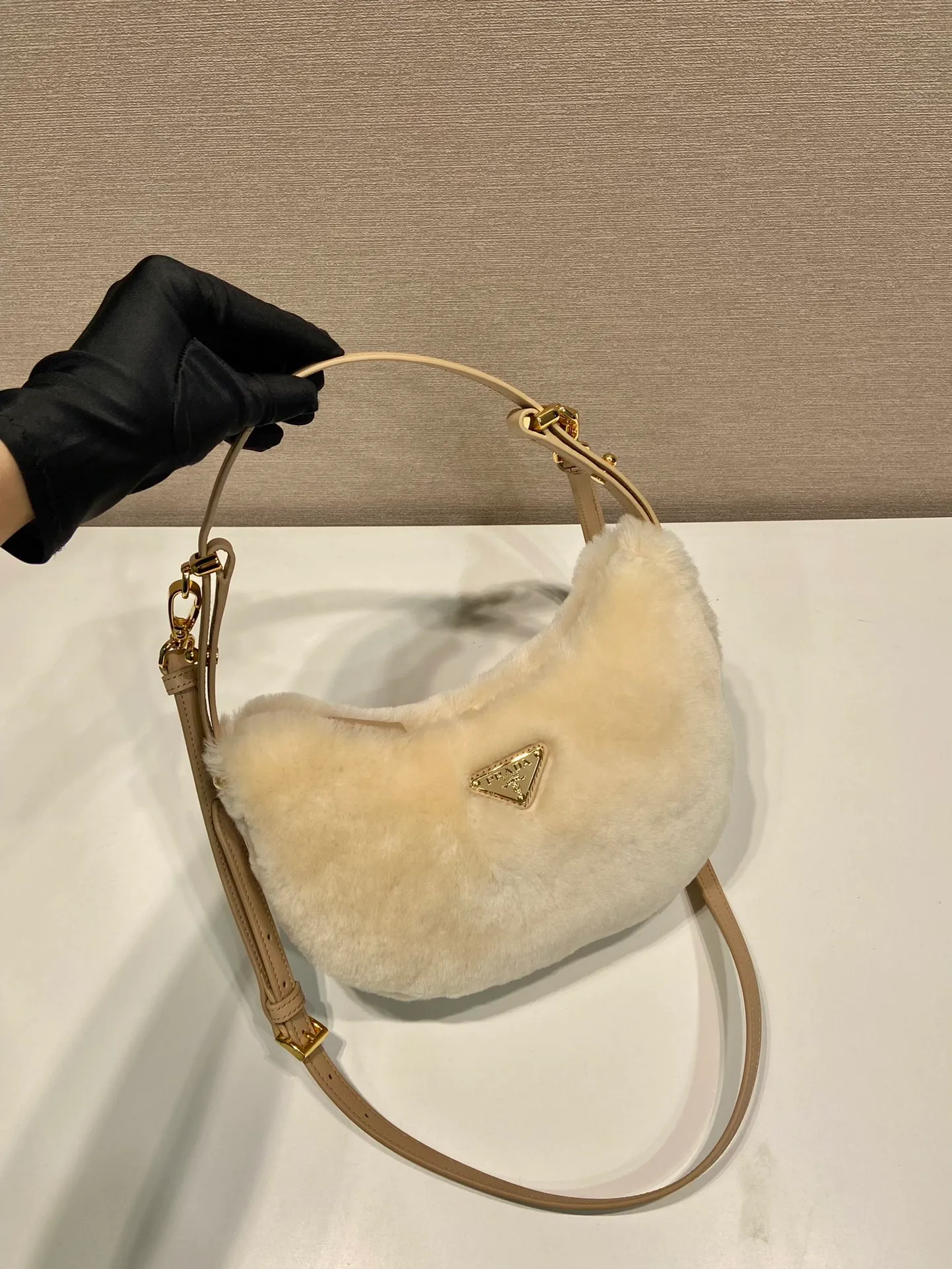 💰1360🎉Moon handbag🎉1BC194 double shoulder strap/real wool🎉🎉 This simple Moon handbag is made of soft wool and cowhide, showing a modern and versatile charm. The curved body design is equipped with 2 long/short adjustable shoulder straps, making it easy to change the shape at will. It is equipped with imported lambskin inside, and the metal accessories add a bright style. The upper body effect is very cool/fashionable. It is a must-have item in winter🎉Babies, hurry up and get it🎉 Length 22.5x Height 18.5x Bottom 6.5cm🎉🎉🎉🍊🍊🍊