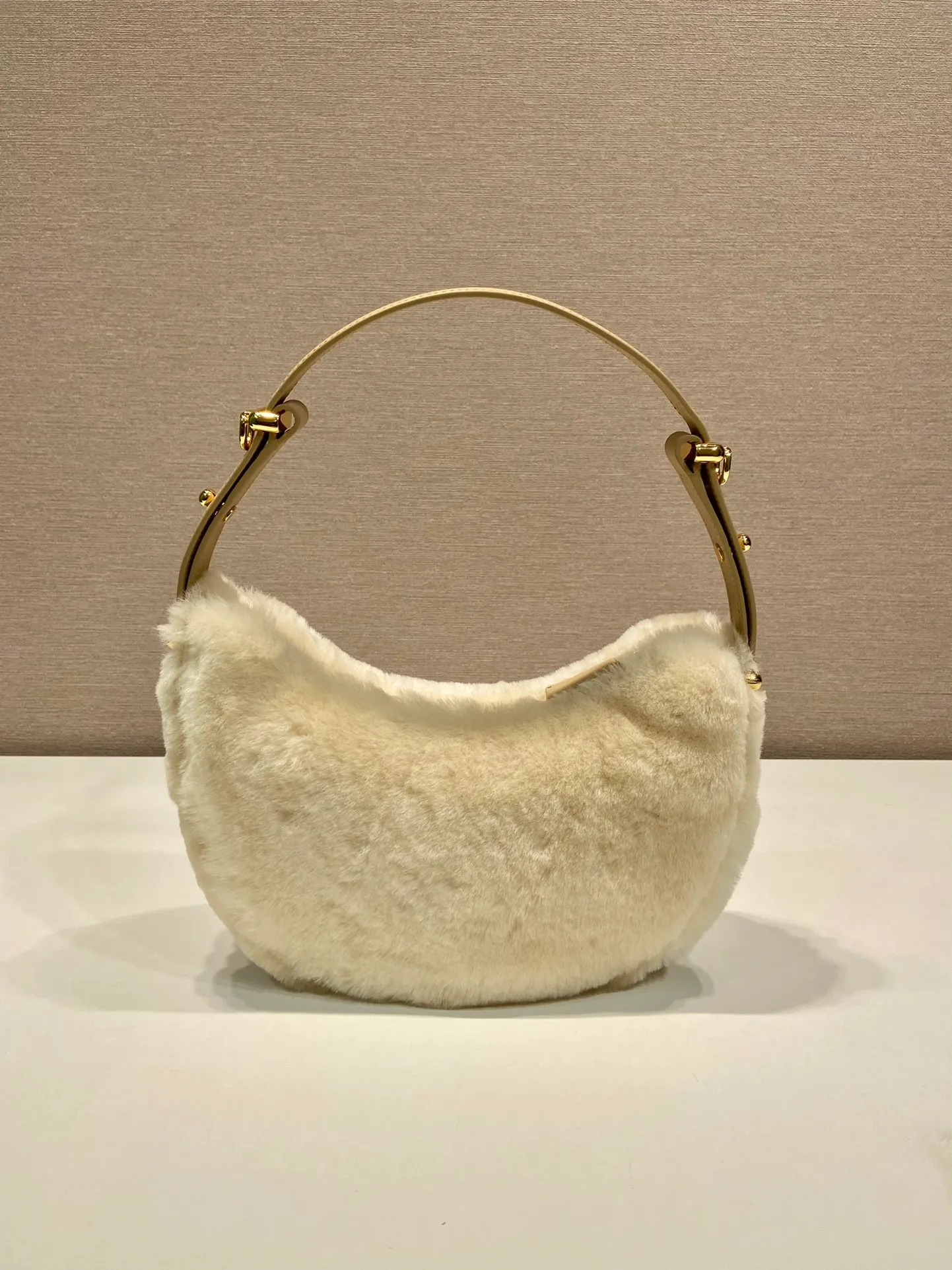 💰1360🎉Moon handbag🎉1BC194 double shoulder strap/real wool🎉🎉 This simple Moon handbag is made of soft wool and cowhide, showing a modern and versatile charm. The curved body design is equipped with 2 long/short adjustable shoulder straps, making it easy to change the shape at will. It is equipped with imported lambskin inside, and the metal accessories add a bright style. The upper body effect is very cool/fashionable. It is a must-have item in winter🎉Babies, hurry up and get it🎉 Length 22.5x Height 18.5x Bottom 6.5cm🎉🎉🎉🍊🍊🍊