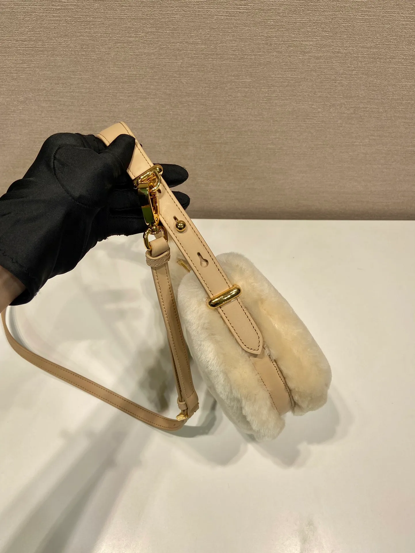 💰1360🎉Moon handbag🎉1BC194 double shoulder strap/real wool🎉🎉 This simple Moon handbag is made of soft wool and cowhide, showing a modern and versatile charm. The curved body design is equipped with 2 long/short adjustable shoulder straps, making it easy to change the shape at will. It is equipped with imported lambskin inside, and the metal accessories add a bright style. The upper body effect is very cool/fashionable. It is a must-have item in winter🎉Babies, hurry up and get it🎉 Length 22.5x Height 18.5x Bottom 6.5cm🎉🎉🎉🍊🍊🍊