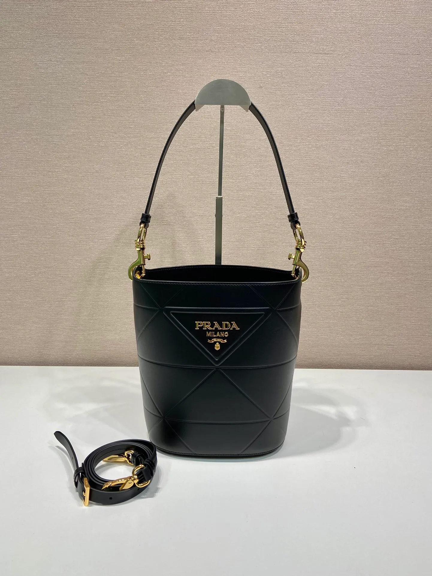 💰1640🎉New Triangular Rhombus Bucket Bag🎉1BA380 Bucket Bag🎉🎉 This bucket bag is made of imported calfskin, with a purely handmade triangular rhombus design. The mark is composed of an embossed triangle and a hardware mark. The inner compartment is equipped with a middle compartment and the space is large. Simple and elegant, full of fashion sense. Babies, hurry up and get started. Length 20x Height 22.5x Bottom 14cm🎉🎉🎉👏👏👏