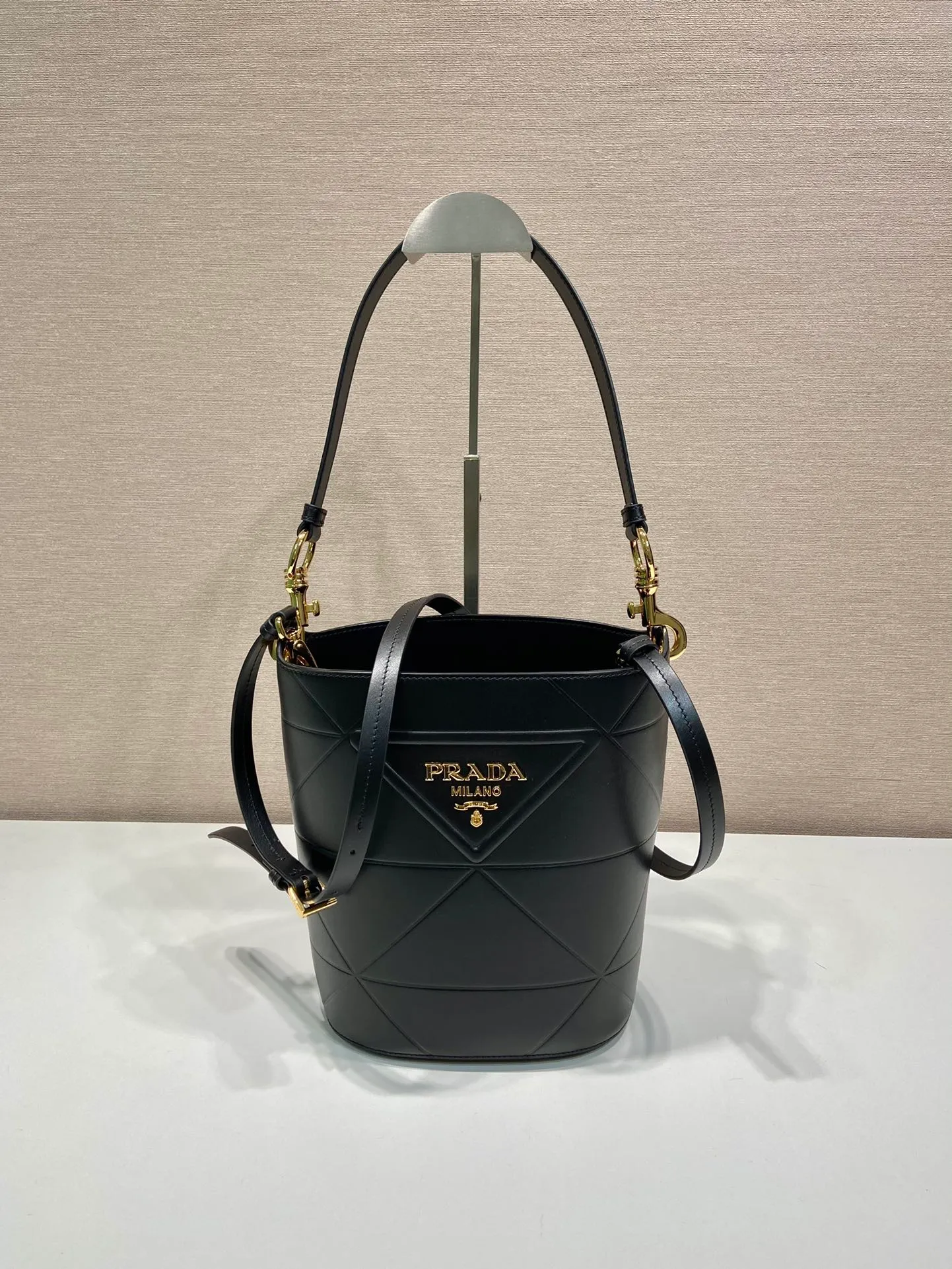 💰1640🎉New Triangular Rhombus Bucket Bag🎉1BA380 Bucket Bag🎉🎉 This bucket bag is made of imported calfskin, with a purely handmade triangular rhombus design. The mark is composed of an embossed triangle and a hardware mark. The inner compartment is equipped with a middle compartment and the space is large. Simple and elegant, full of fashion sense. Babies, hurry up and get started. Length 20x Height 22.5x Bottom 14cm🎉🎉🎉👏👏👏