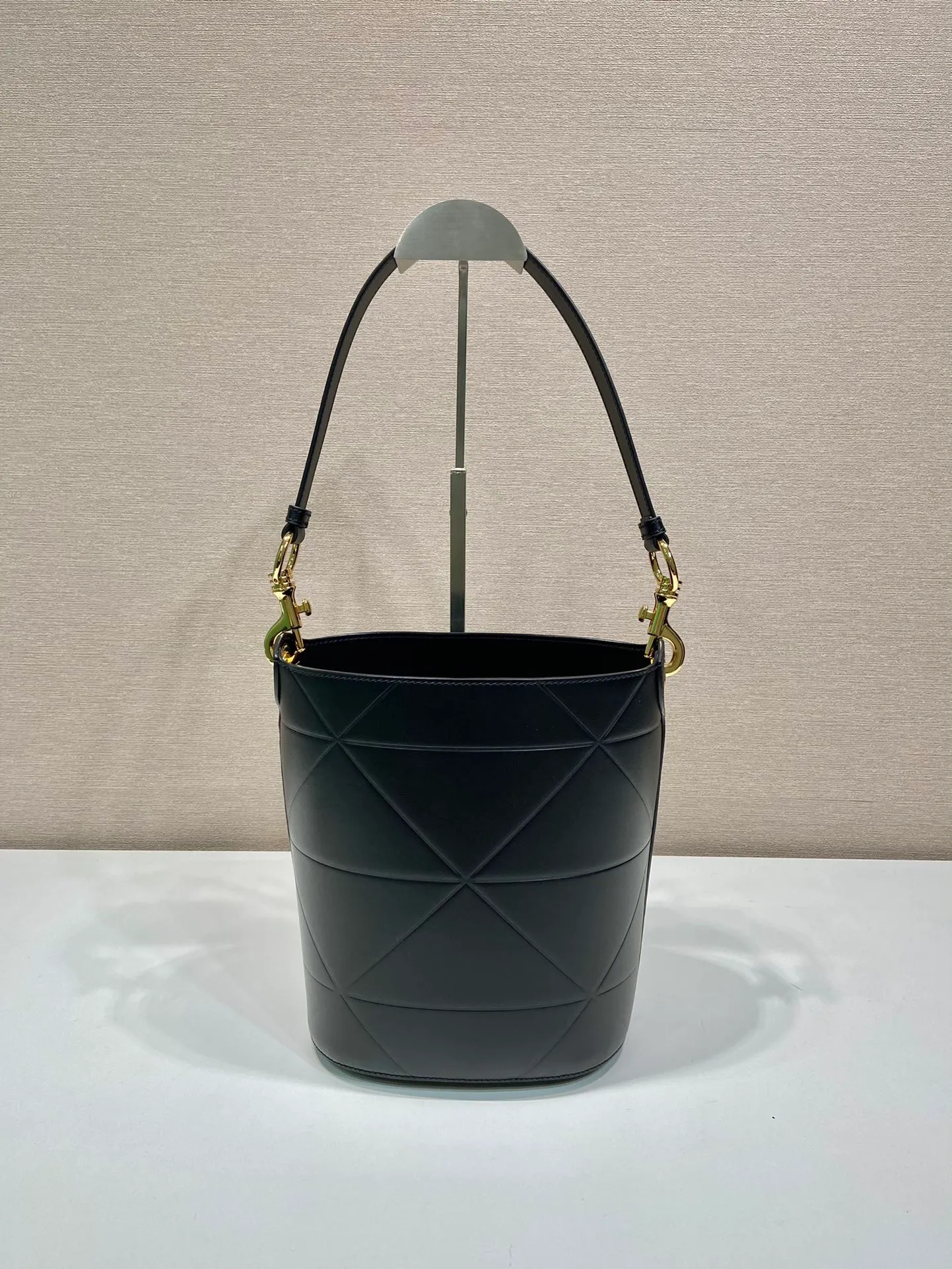 💰1640🎉New Triangular Rhombus Bucket Bag🎉1BA380 Bucket Bag🎉🎉 This bucket bag is made of imported calfskin, with a purely handmade triangular rhombus design. The mark is composed of an embossed triangle and a hardware mark. The inner compartment is equipped with a middle compartment and the space is large. Simple and elegant, full of fashion sense. Babies, hurry up and get started. Length 20x Height 22.5x Bottom 14cm🎉🎉🎉👏👏👏