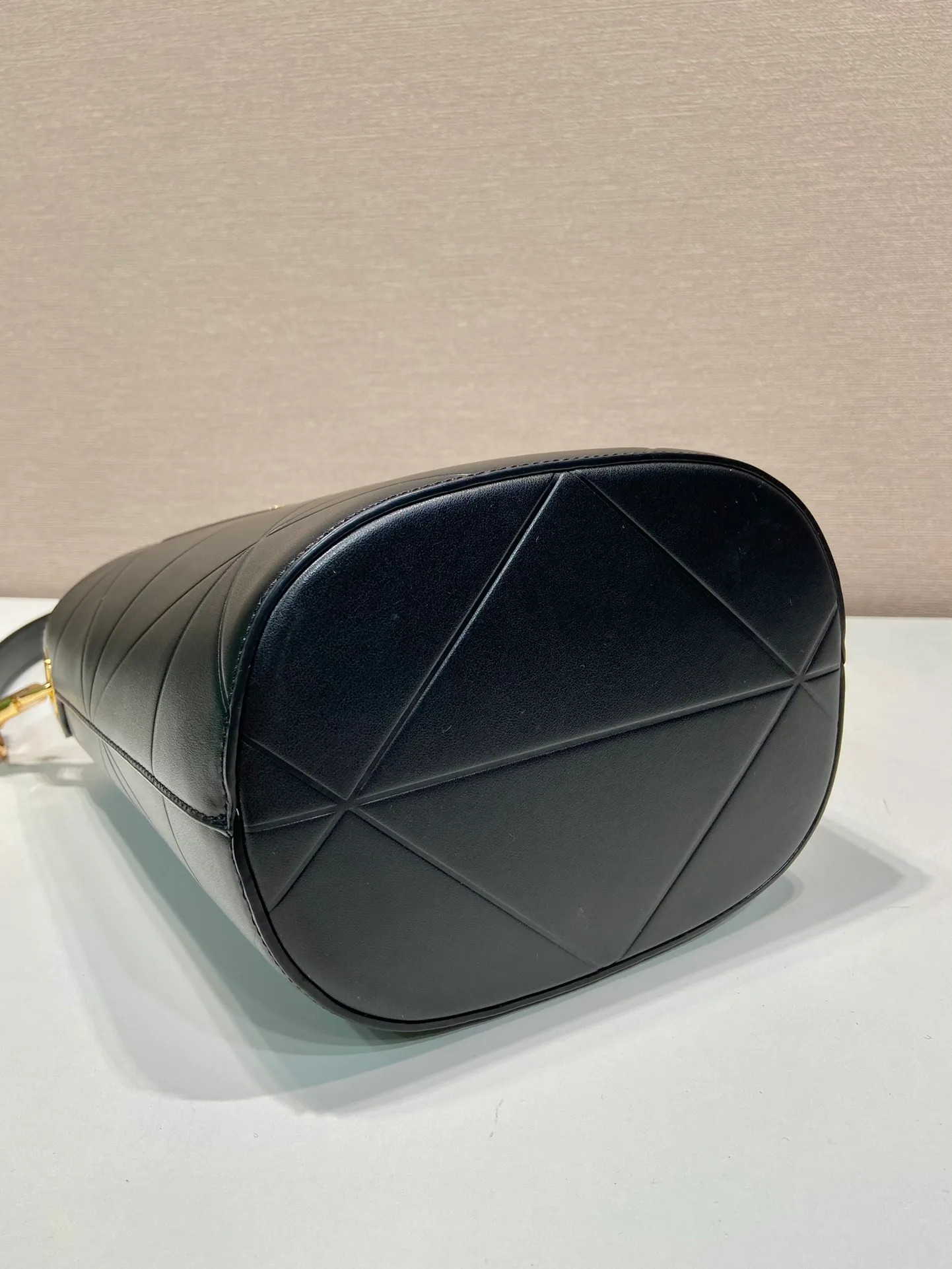 💰1640🎉New Triangular Rhombus Bucket Bag🎉1BA380 Bucket Bag🎉🎉 This bucket bag is made of imported calfskin, with a purely handmade triangular rhombus design. The mark is composed of an embossed triangle and a hardware mark. The inner compartment is equipped with a middle compartment and the space is large. Simple and elegant, full of fashion sense. Babies, hurry up and get started. Length 20x Height 22.5x Bottom 14cm🎉🎉🎉👏👏👏