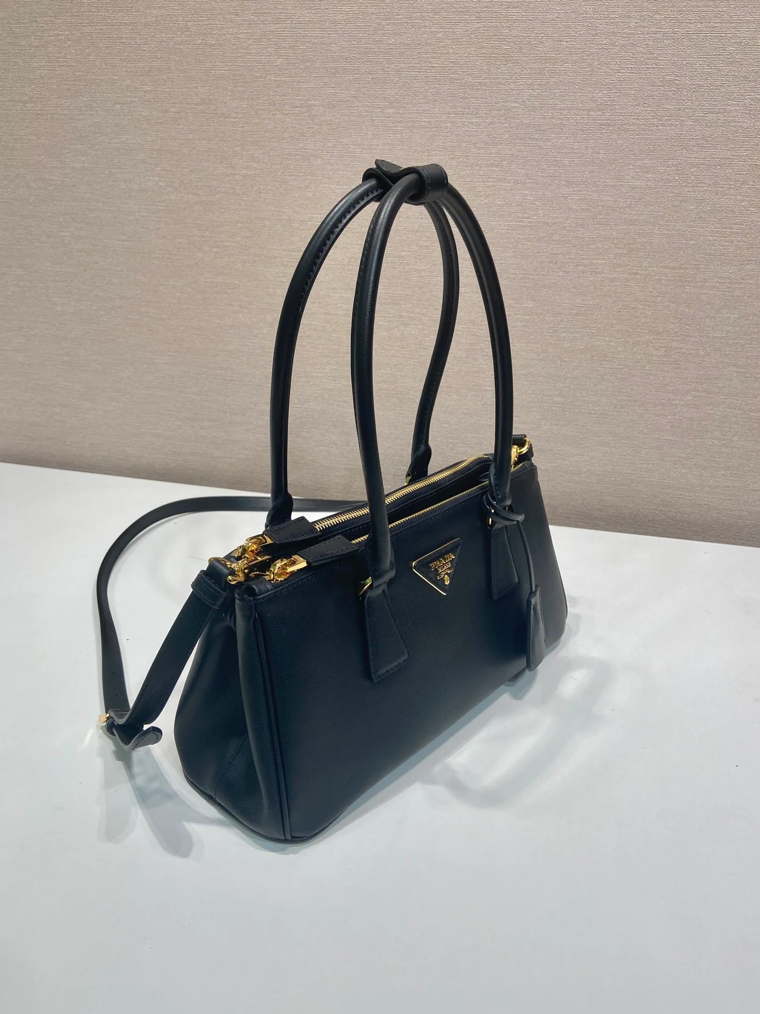 💰1700🎉New killer bag🎉1BA457 new product🎉🎉 This killer bag is made of imported calfskin, top-grade hardware, equipped with a detachable and adjustable long shoulder strap, with large capacity space, and the upper body is very beautiful. Yes, it is back with double cleats, and it is another popular style that will never go out of style🎉 Hurry up and get it👏👏 Length 28x Height 14x Bottom 10.5cm👏👏👏💰💰💰