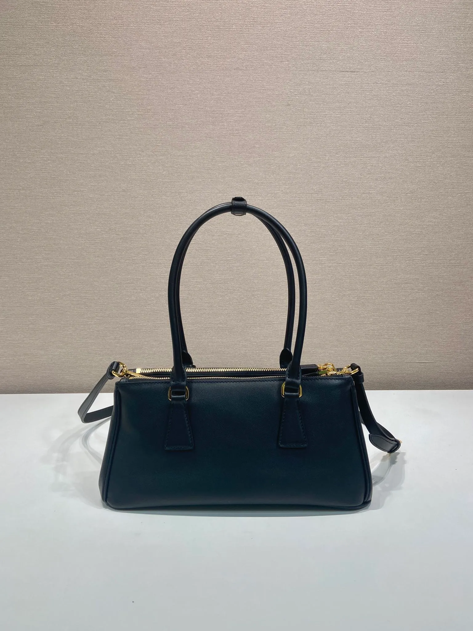 💰1700🎉New killer bag🎉1BA457 new product🎉🎉 This killer bag is made of imported calfskin, top-grade hardware, equipped with a detachable and adjustable long shoulder strap, with large capacity space, and the upper body is very beautiful. Yes, it is back with double cleats, and it is another popular style that will never go out of style🎉 Hurry up and get it👏👏 Length 28x Height 14x Bottom 10.5cm👏👏👏💰💰💰