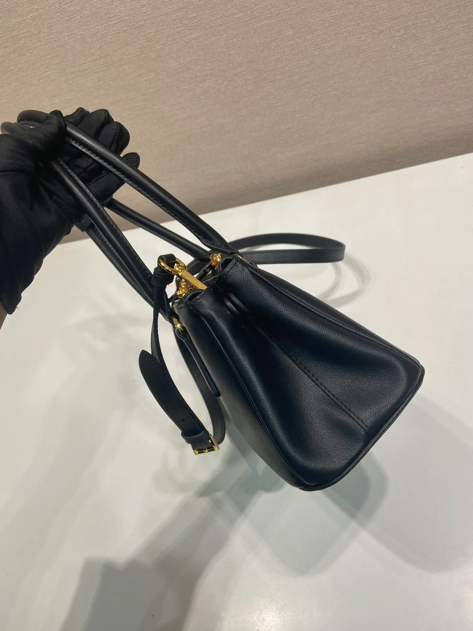 💰1700🎉New killer bag🎉1BA457 new product🎉🎉 This killer bag is made of imported calfskin, top-grade hardware, equipped with a detachable and adjustable long shoulder strap, with large capacity space, and the upper body is very beautiful. Yes, it is back with double cleats, and it is another popular style that will never go out of style🎉 Hurry up and get it👏👏 Length 28x Height 14x Bottom 10.5cm👏👏👏💰💰💰