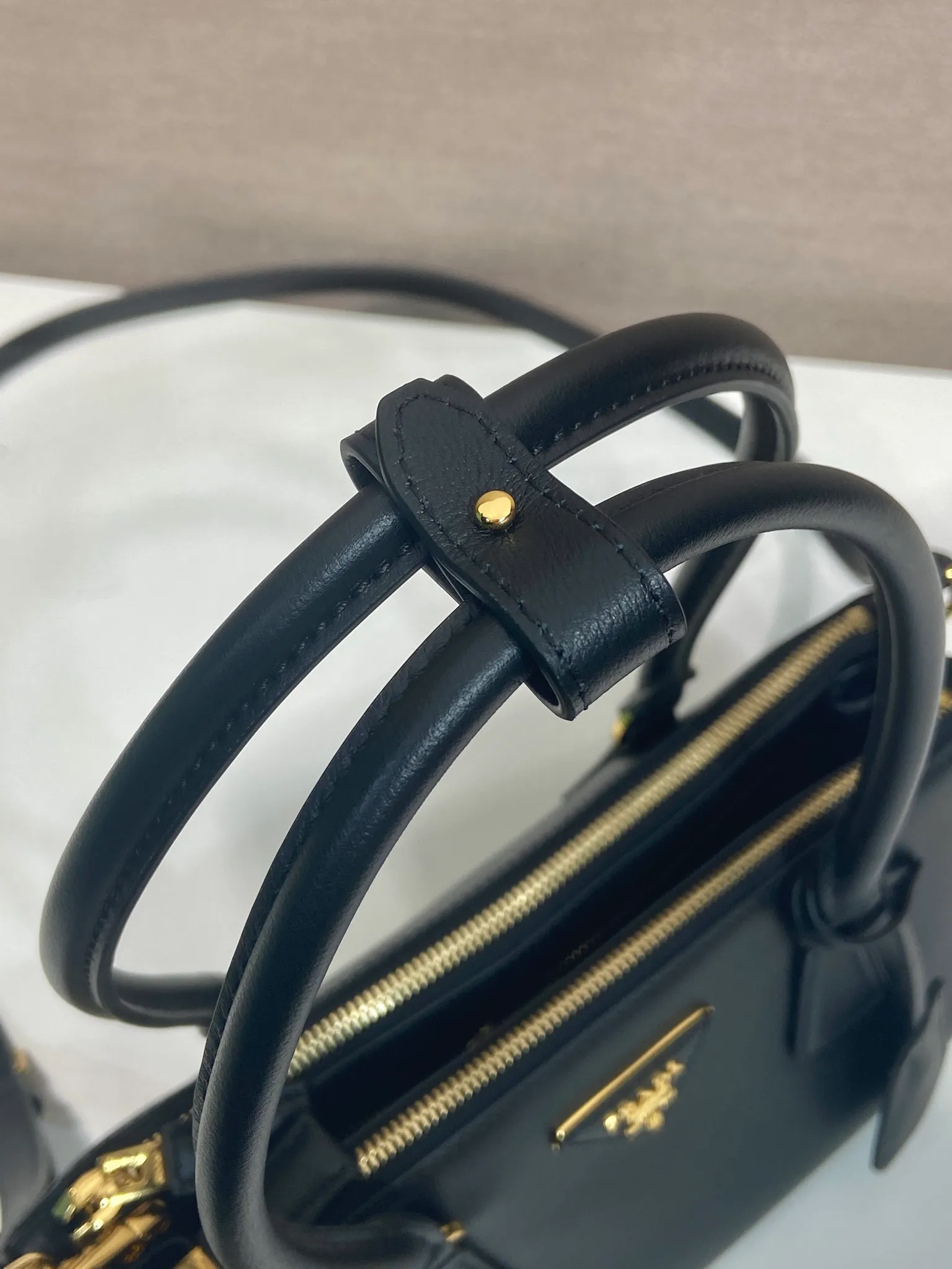 💰1700🎉New killer bag🎉1BA457 new product🎉🎉 This killer bag is made of imported calfskin, top-grade hardware, equipped with a detachable and adjustable long shoulder strap, with large capacity space, and the upper body is very beautiful. Yes, it is back with double cleats, and it is another popular style that will never go out of style🎉 Hurry up and get it👏👏 Length 28x Height 14x Bottom 10.5cm👏👏👏💰💰💰