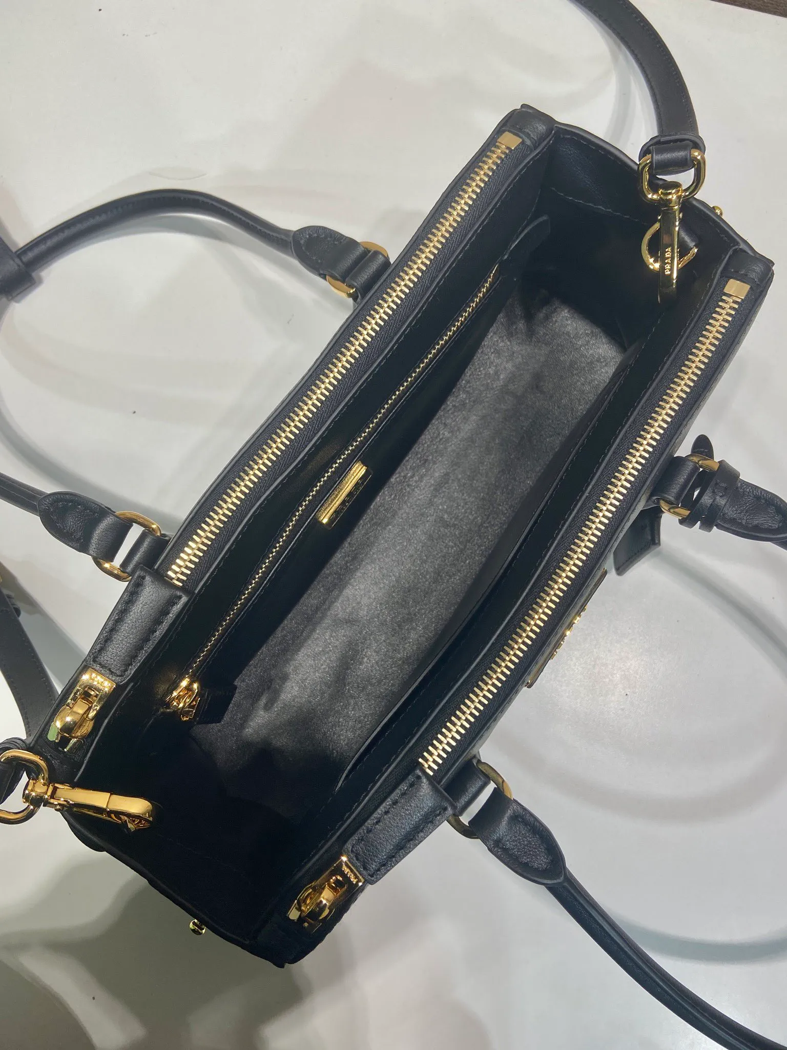 💰1700🎉New killer bag🎉1BA457 new product🎉🎉 This killer bag is made of imported calfskin, top-grade hardware, equipped with a detachable and adjustable long shoulder strap, with large capacity space, and the upper body is very beautiful. Yes, it is back with double cleats, and it is another popular style that will never go out of style🎉 Hurry up and get it👏👏 Length 28x Height 14x Bottom 10.5cm👏👏👏💰💰💰