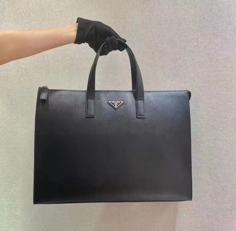 P860¥🎉New Briefcase🎉2VG039🎉🎉This simple tote bag combines modernism and classicism. It is decorated with a triangular logo and imported cross patterns, which has a striking brand style. Simple and elegant, men, hurry up and get it, it is another popular style that will never go out of style🎉🎉Length 40x Height 30x Bottom 9cm