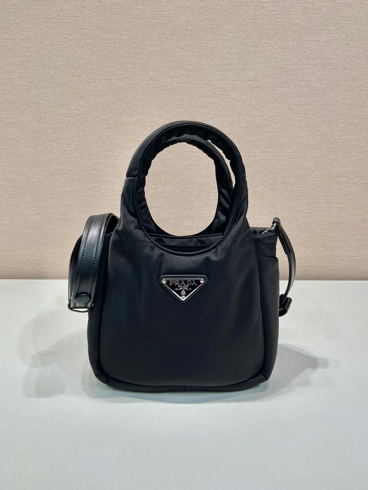 💰1060🎉Mini Tote Bag🎉1BA359 Nylon Fabric🎉🎉 This tote bag style handbag is made of imported nylon fabric, simple and very soft to the touch, casual and fashionable, with double handles and magnetic buckles. Open the bag to reveal the nylon lining and three compartments. The space capacity is very large and lightweight🎉🎉Can be carried on the shoulder🎉🎉If you like babies, hurry up and get it🎉🎉 Length 19x Height 16x Bottom 10cm🎉🎉🎉🍊🍊🍊