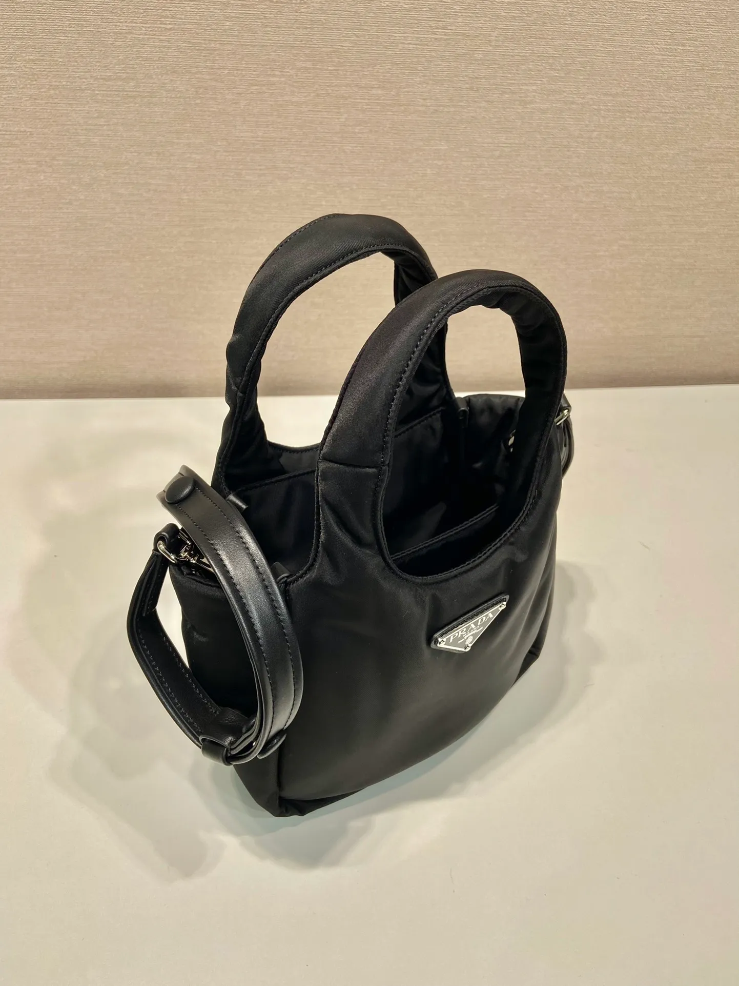 💰1060🎉Mini Tote Bag🎉1BA359 Nylon Fabric🎉🎉 This tote bag style handbag is made of imported nylon fabric, simple and very soft to the touch, casual and fashionable, with double handles and magnetic buckles. Open the bag to reveal the nylon lining and three compartments. The space capacity is very large and lightweight🎉🎉Can be carried on the shoulder🎉🎉If you like babies, hurry up and get it🎉🎉 Length 19x Height 16x Bottom 10cm🎉🎉🎉🍊🍊🍊