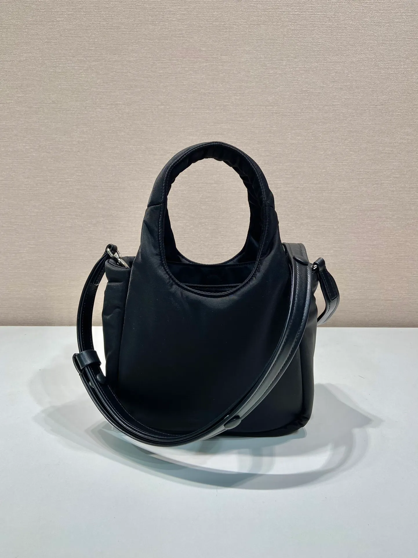 💰1060🎉Mini Tote Bag🎉1BA359 Nylon Fabric🎉🎉 This tote bag style handbag is made of imported nylon fabric, simple and very soft to the touch, casual and fashionable, with double handles and magnetic buckles. Open the bag to reveal the nylon lining and three compartments. The space capacity is very large and lightweight🎉🎉Can be carried on the shoulder🎉🎉If you like babies, hurry up and get it🎉🎉 Length 19x Height 16x Bottom 10cm🎉🎉🎉🍊🍊🍊