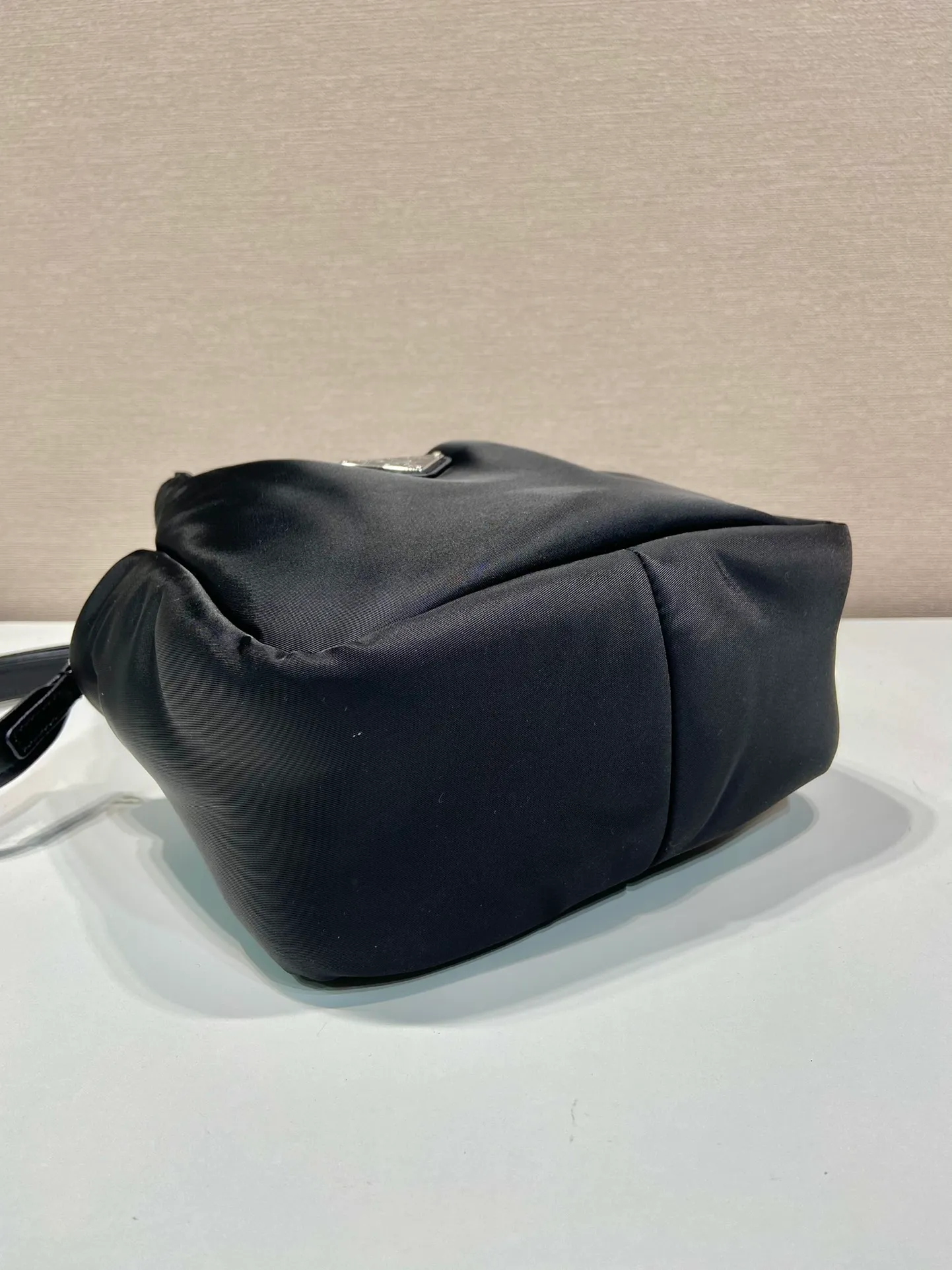 💰1060🎉Mini Tote Bag🎉1BA359 Nylon Fabric🎉🎉 This tote bag style handbag is made of imported nylon fabric, simple and very soft to the touch, casual and fashionable, with double handles and magnetic buckles. Open the bag to reveal the nylon lining and three compartments. The space capacity is very large and lightweight🎉🎉Can be carried on the shoulder🎉🎉If you like babies, hurry up and get it🎉🎉 Length 19x Height 16x Bottom 10cm🎉🎉🎉🍊🍊🍊