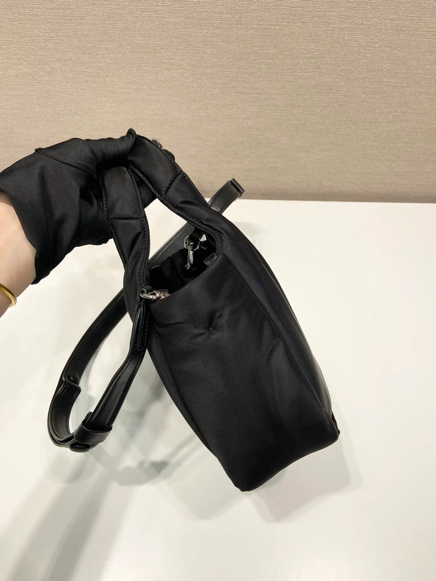 💰1060🎉Mini Tote Bag🎉1BA359 Nylon Fabric🎉🎉 This tote bag style handbag is made of imported nylon fabric, simple and very soft to the touch, casual and fashionable, with double handles and magnetic buckles. Open the bag to reveal the nylon lining and three compartments. The space capacity is very large and lightweight🎉🎉Can be carried on the shoulder🎉🎉If you like babies, hurry up and get it🎉🎉 Length 19x Height 16x Bottom 10cm🎉🎉🎉🍊🍊🍊