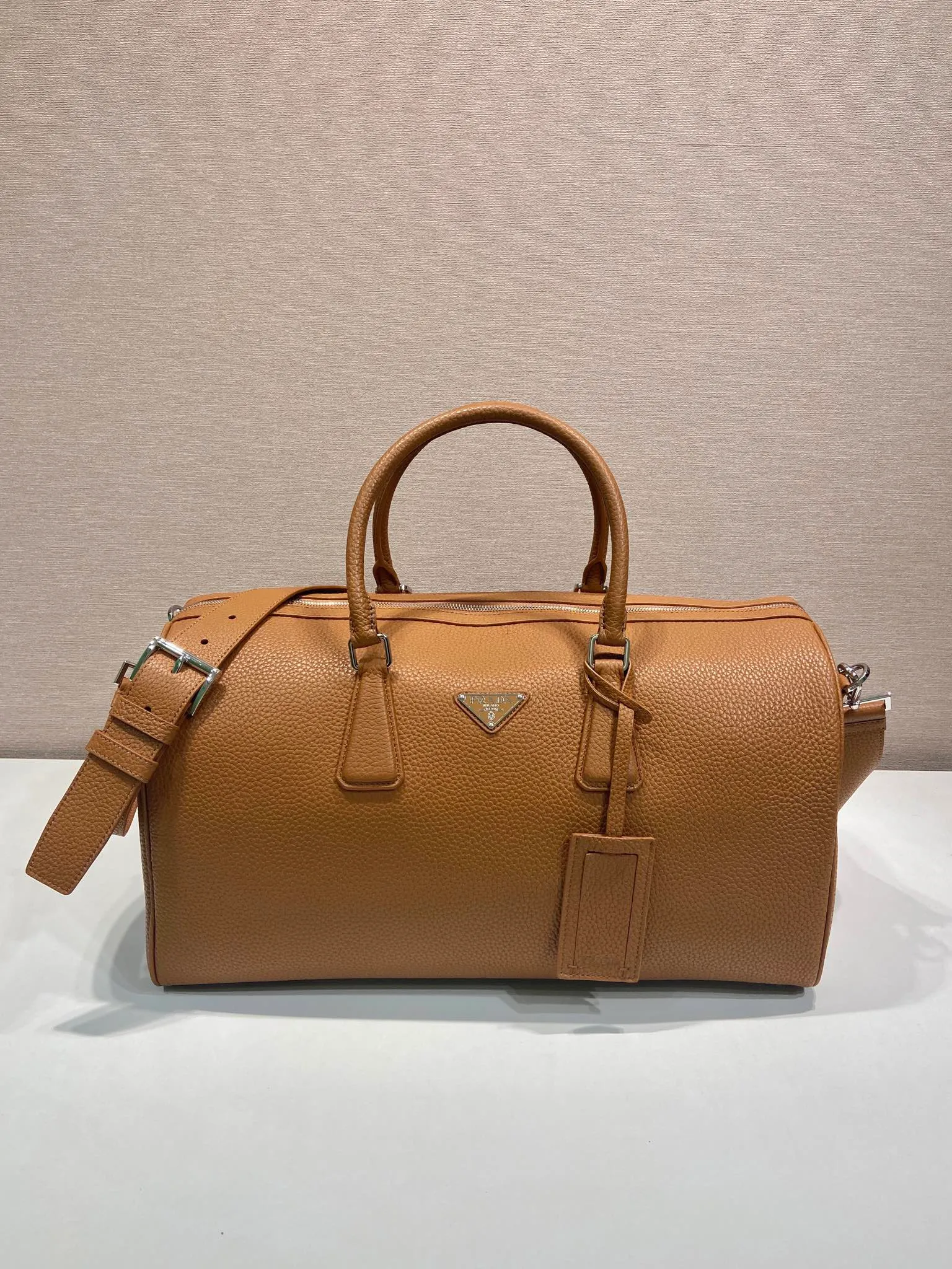 💰2360🎉New travel bag🎉2VC048 (372)🎉🎉 This travel bag is made of soft leather with a natural luster and imported sheepskin interior🎉🎉Features its soft and spacious design. The simple silhouette is accented with sophisticated, classic details, while the enameled metal triangle logo adds a signature touch to the accessory. Detachable/adjustable leather shoulder strap, zipper closure and lock buckle, large capacity, and a timeless hot item, a must-have for business trips, get it now🎉🎉 Length 50x Height 27.5x Bottom 23.5🎉🎉🎉💰💰💰