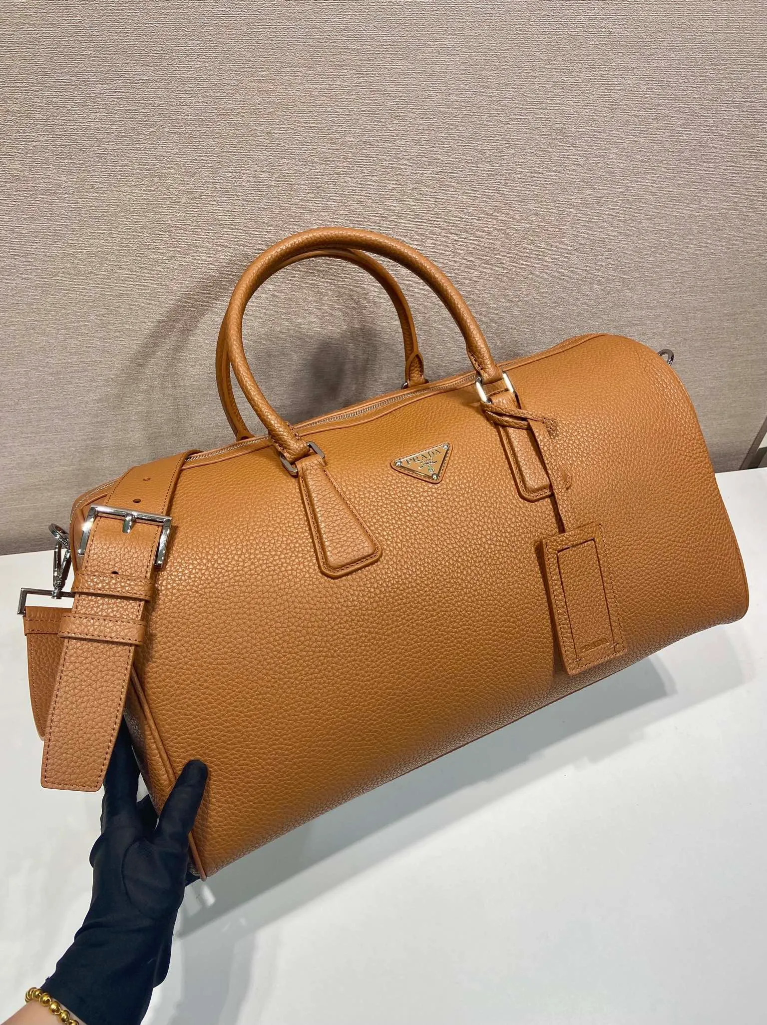 💰2360🎉New travel bag🎉2VC048 (372)🎉🎉 This travel bag is made of soft leather with a natural luster and imported sheepskin interior🎉🎉Features its soft and spacious design. The simple silhouette is accented with sophisticated, classic details, while the enameled metal triangle logo adds a signature touch to the accessory. Detachable/adjustable leather shoulder strap, zipper closure and lock buckle, large capacity, and a timeless hot item, a must-have for business trips, get it now🎉🎉 Length 50x Height 27.5x Bottom 23.5🎉🎉🎉💰💰💰