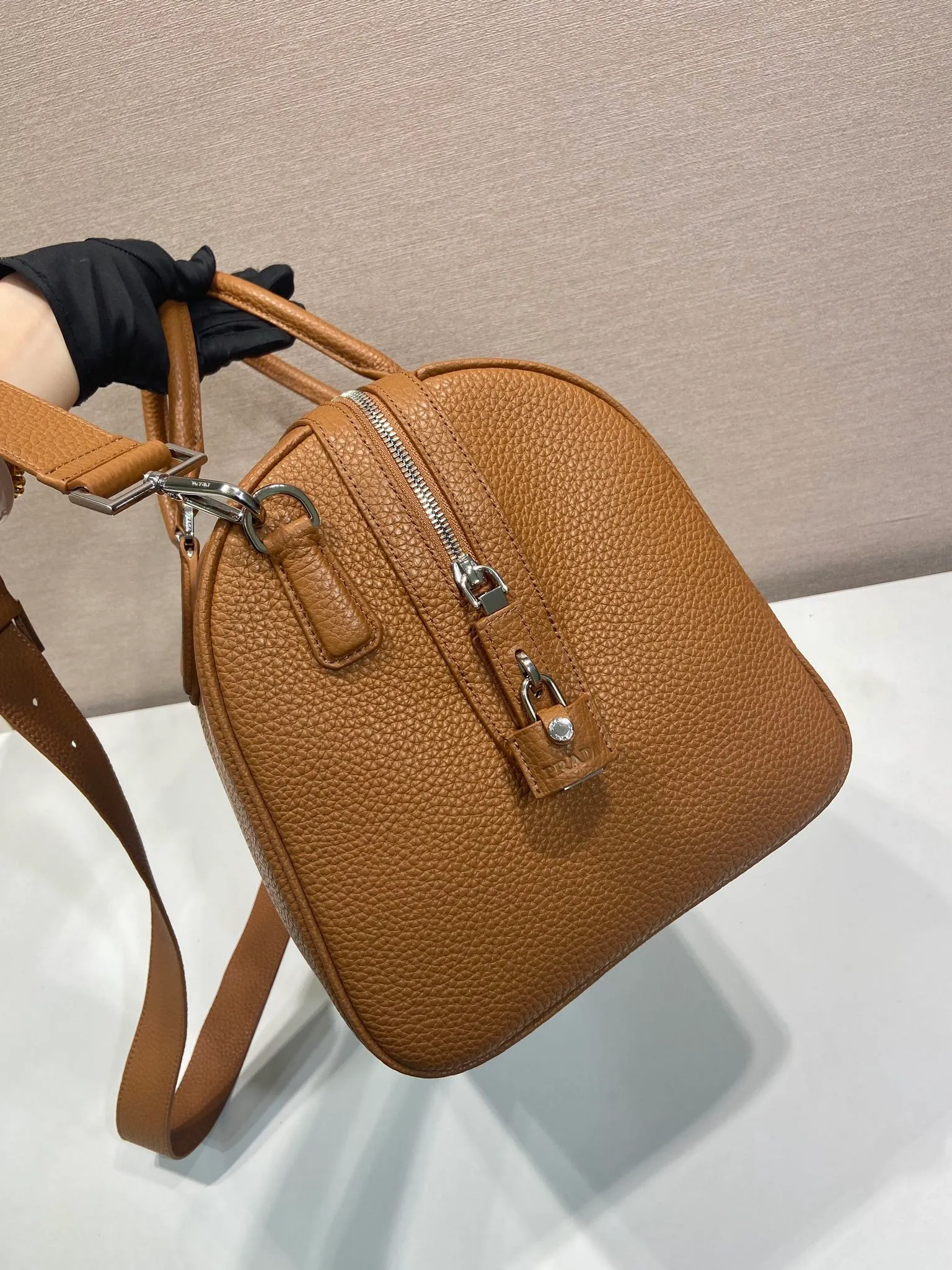 💰2360🎉New travel bag🎉2VC048 (372)🎉🎉 This travel bag is made of soft leather with a natural luster and imported sheepskin interior🎉🎉Features its soft and spacious design. The simple silhouette is accented with sophisticated, classic details, while the enameled metal triangle logo adds a signature touch to the accessory. Detachable/adjustable leather shoulder strap, zipper closure and lock buckle, large capacity, and a timeless hot item, a must-have for business trips, get it now🎉🎉 Length 50x Height 27.5x Bottom 23.5🎉🎉🎉💰💰💰