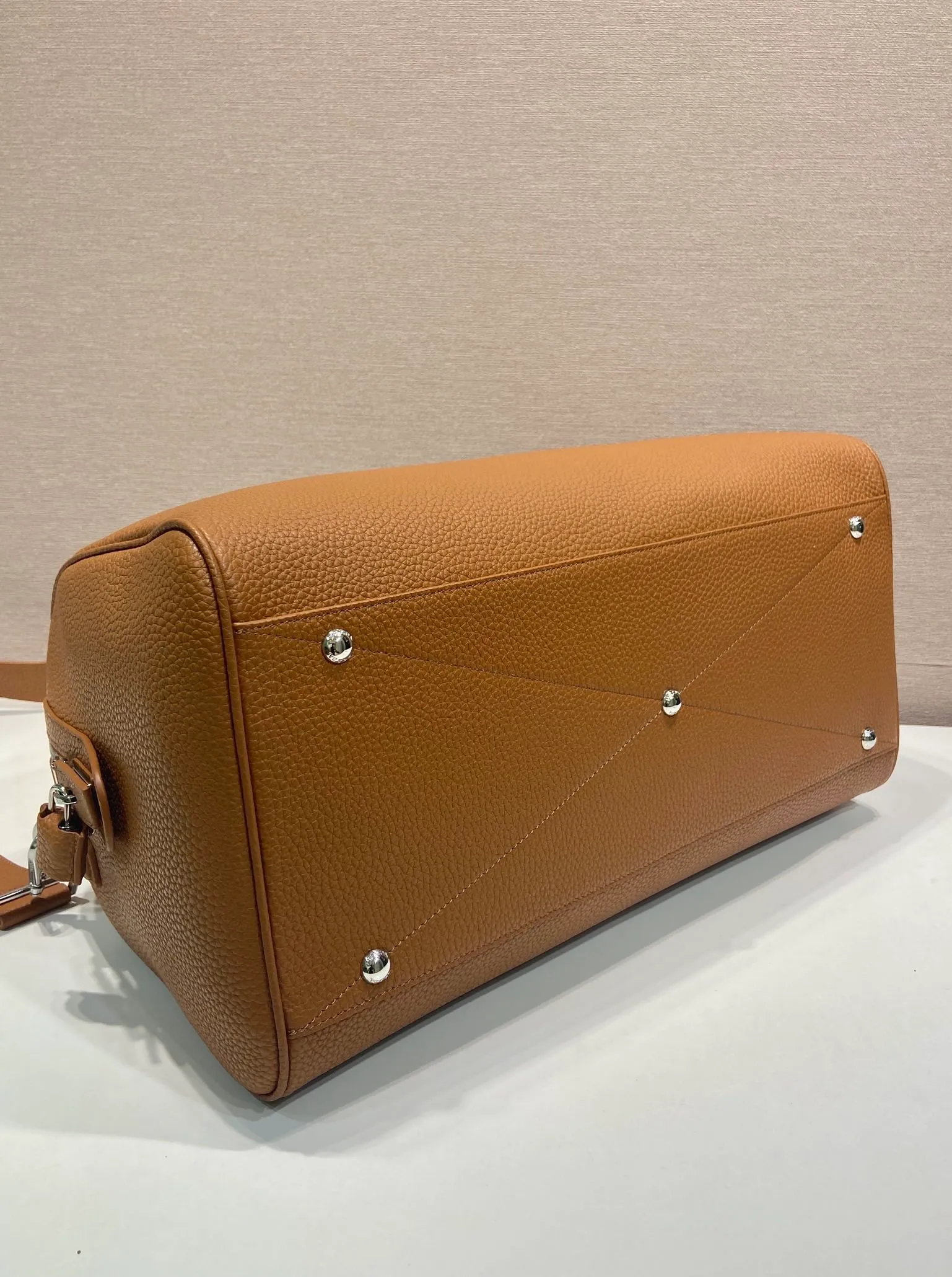 💰2360🎉New travel bag🎉2VC048 (372)🎉🎉 This travel bag is made of soft leather with a natural luster and imported sheepskin interior🎉🎉Features its soft and spacious design. The simple silhouette is accented with sophisticated, classic details, while the enameled metal triangle logo adds a signature touch to the accessory. Detachable/adjustable leather shoulder strap, zipper closure and lock buckle, large capacity, and a timeless hot item, a must-have for business trips, get it now🎉🎉 Length 50x Height 27.5x Bottom 23.5🎉🎉🎉💰💰💰