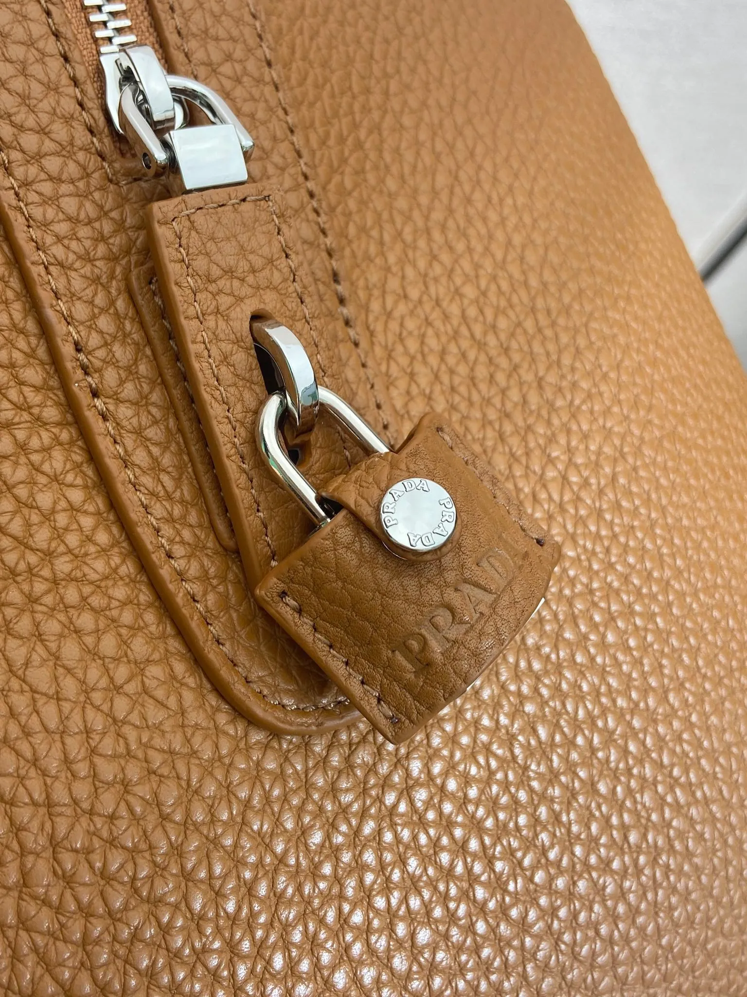 💰2360🎉New travel bag🎉2VC048 (372)🎉🎉 This travel bag is made of soft leather with a natural luster and imported sheepskin interior🎉🎉Features its soft and spacious design. The simple silhouette is accented with sophisticated, classic details, while the enameled metal triangle logo adds a signature touch to the accessory. Detachable/adjustable leather shoulder strap, zipper closure and lock buckle, large capacity, and a timeless hot item, a must-have for business trips, get it now🎉🎉 Length 50x Height 27.5x Bottom 23.5🎉🎉🎉💰💰💰