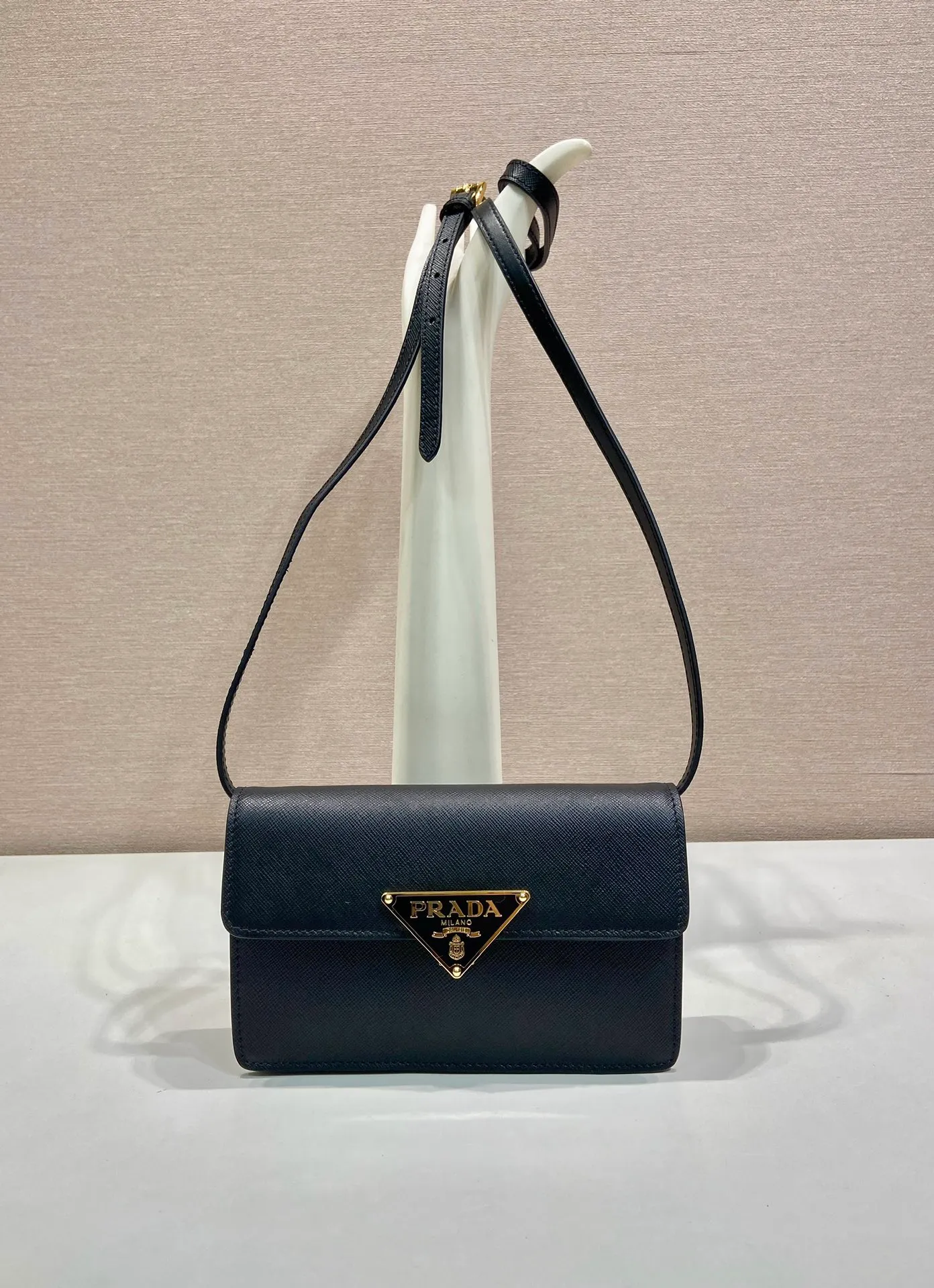 💰1260🎉New handbag🎉1BD386 mini🎉🎉 This mini handbag is made of Saffano cow leather. The structured silhouette features interior pockets and card slots, and the signature metal triangle adorns the closure. Equipped with an adjustable and detachable long shoulder strap and an imported sheepskin lining, it has enough space to easily go out on the street👍👍Another popular style that will never go out of style, get it now🎉🎉 Length 24.5x Height 18.5x Bottom 11cm🎉🎉🎉👏👏👏