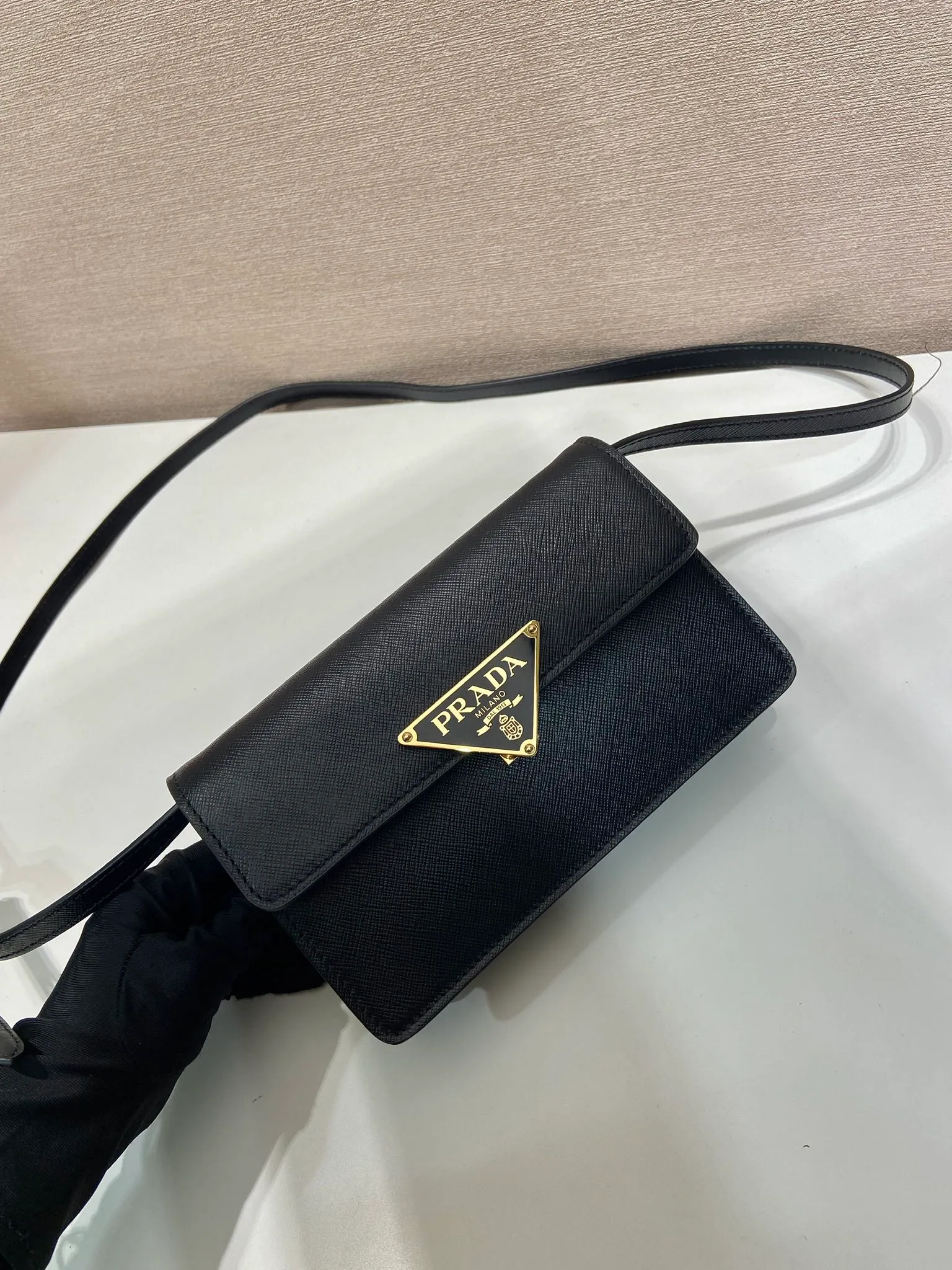 💰1260🎉New handbag🎉1BD386 mini🎉🎉 This mini handbag is made of Saffano cow leather. The structured silhouette features interior pockets and card slots, and the signature metal triangle adorns the closure. Equipped with an adjustable and detachable long shoulder strap and an imported sheepskin lining, it has enough space to easily go out on the street👍👍Another popular style that will never go out of style, get it now🎉🎉 Length 24.5x Height 18.5x Bottom 11cm🎉🎉🎉👏👏👏