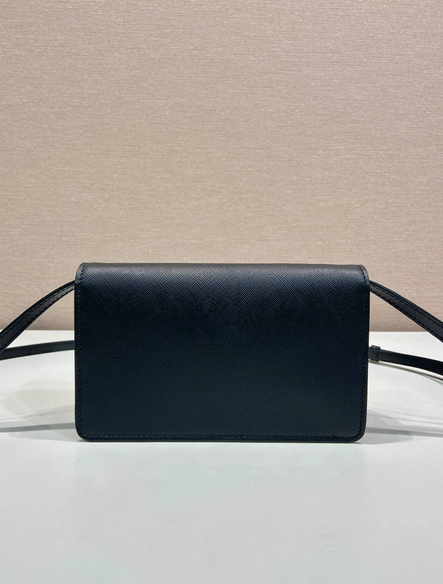💰1260🎉New handbag🎉1BD386 mini🎉🎉 This mini handbag is made of Saffano cow leather. The structured silhouette features interior pockets and card slots, and the signature metal triangle adorns the closure. Equipped with an adjustable and detachable long shoulder strap and an imported sheepskin lining, it has enough space to easily go out on the street👍👍Another popular style that will never go out of style, get it now🎉🎉 Length 24.5x Height 18.5x Bottom 11cm🎉🎉🎉👏👏👏