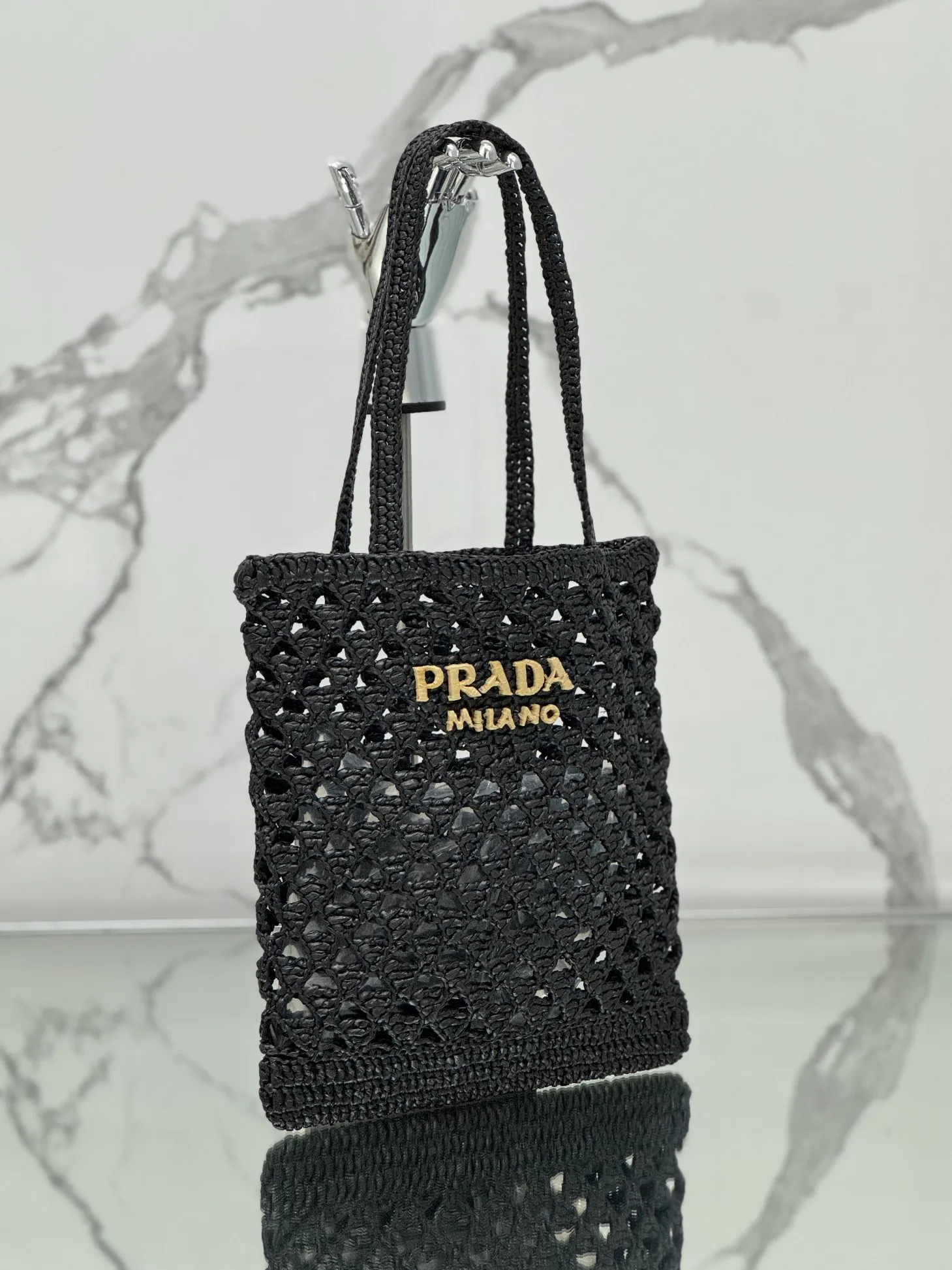 💰1360🌟Straw shopping bag This crochet triangle tote bag reinterprets the classic woven fabric style with a modern and exquisite design, full of summer sentiment. Light. And a contrasting embroidered lettering logo completes the accessory with a unique touch. Style number: Size: 30×31cm Style number: 1BG493