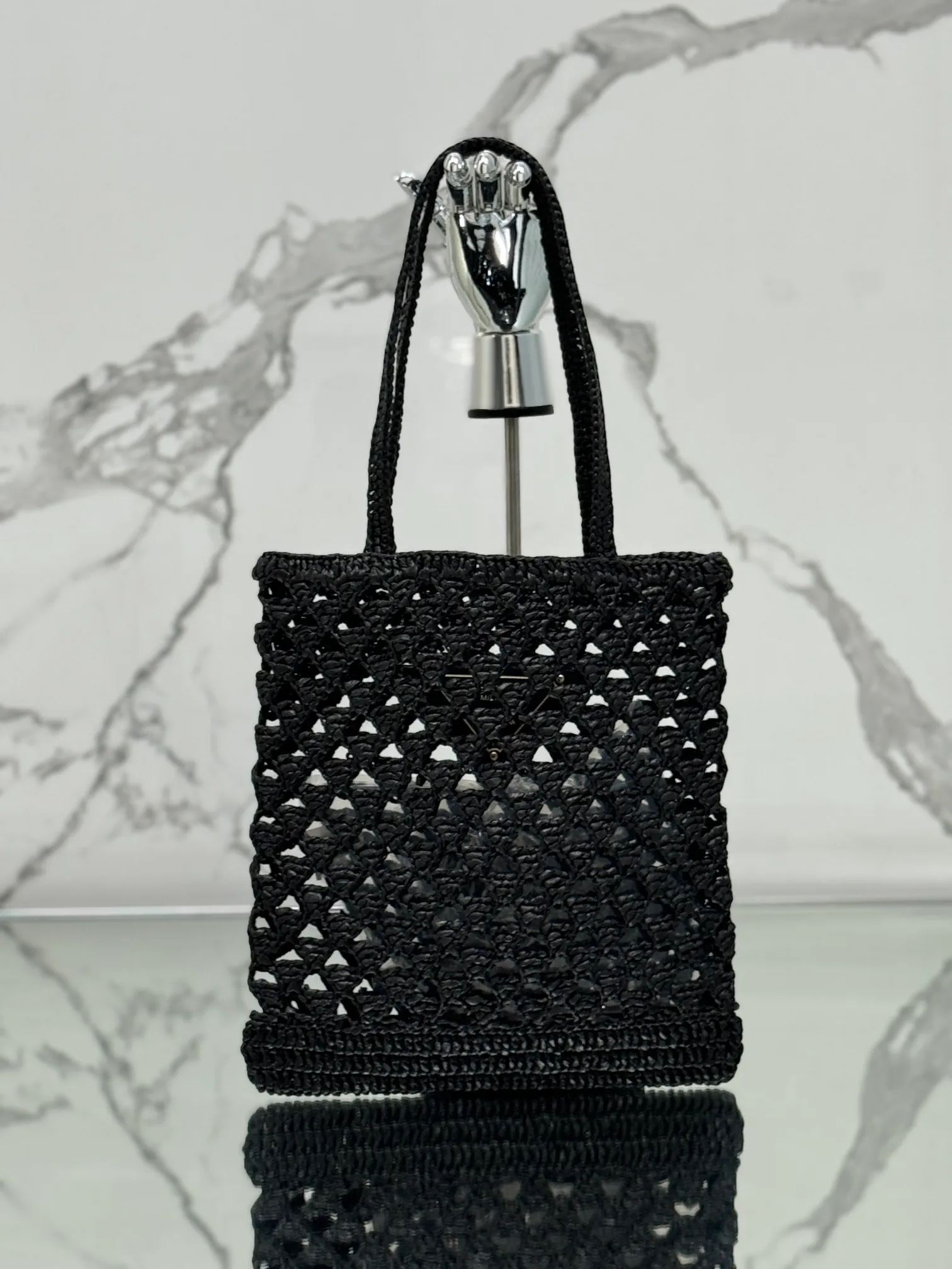 💰1360🌟Straw shopping bag This crochet triangle tote bag reinterprets the classic woven fabric style with a modern and exquisite design, full of summer sentiment. Light. And a contrasting embroidered lettering logo completes the accessory with a unique touch. Style number: Size: 30×31cm Style number: 1BG493