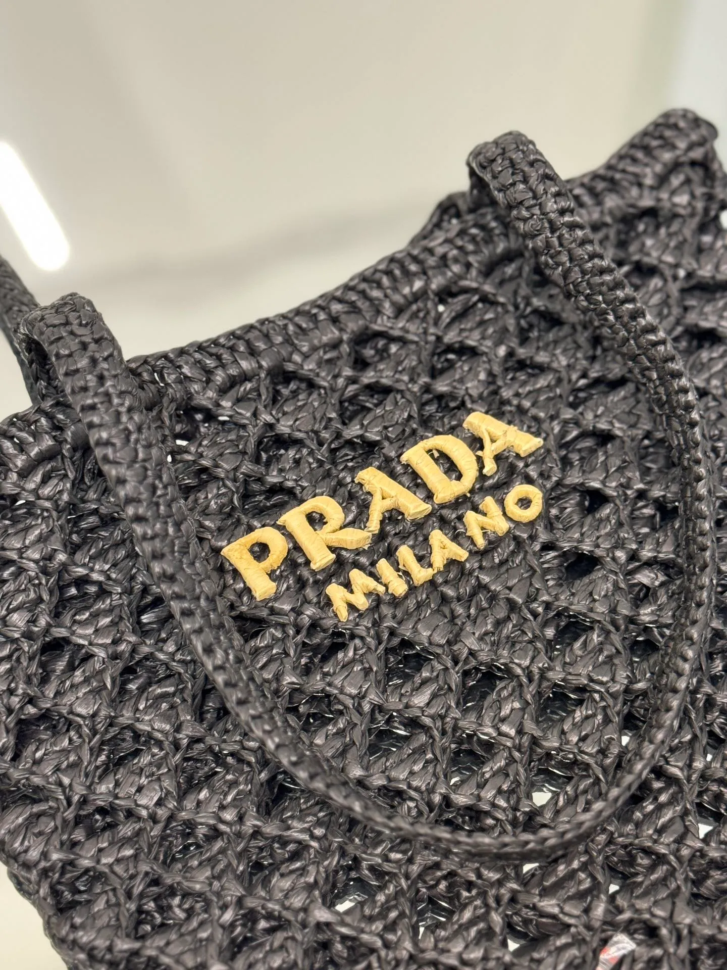 💰1360🌟Straw shopping bag This crochet triangle tote bag reinterprets the classic woven fabric style with a modern and exquisite design, full of summer sentiment. Light. And a contrasting embroidered lettering logo completes the accessory with a unique touch. Style number: Size: 30×31cm Style number: 1BG493
