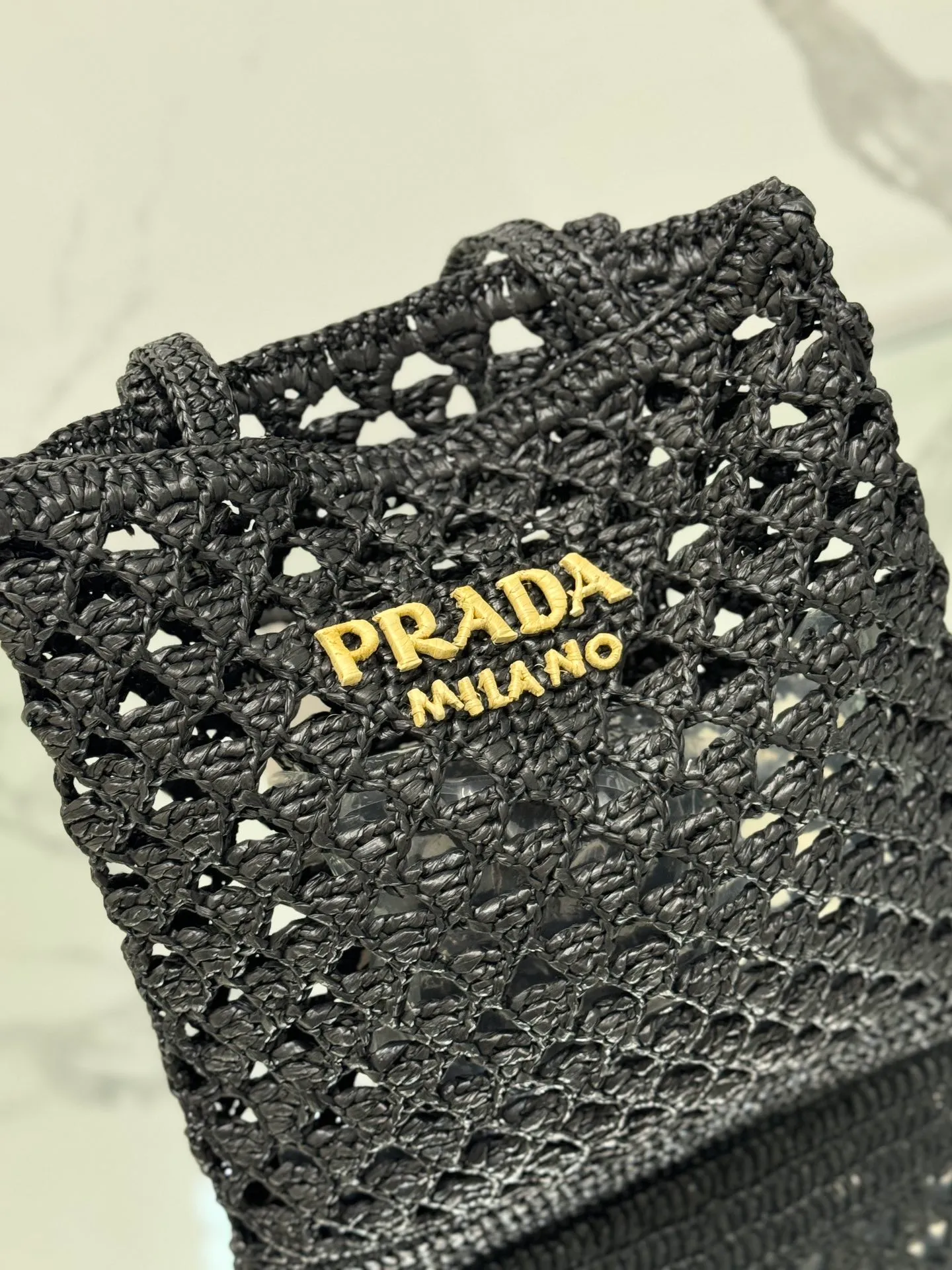 💰1360🌟Straw shopping bag This crochet triangle tote bag reinterprets the classic woven fabric style with a modern and exquisite design, full of summer sentiment. Light. And a contrasting embroidered lettering logo completes the accessory with a unique touch. Style number: Size: 30×31cm Style number: 1BG493